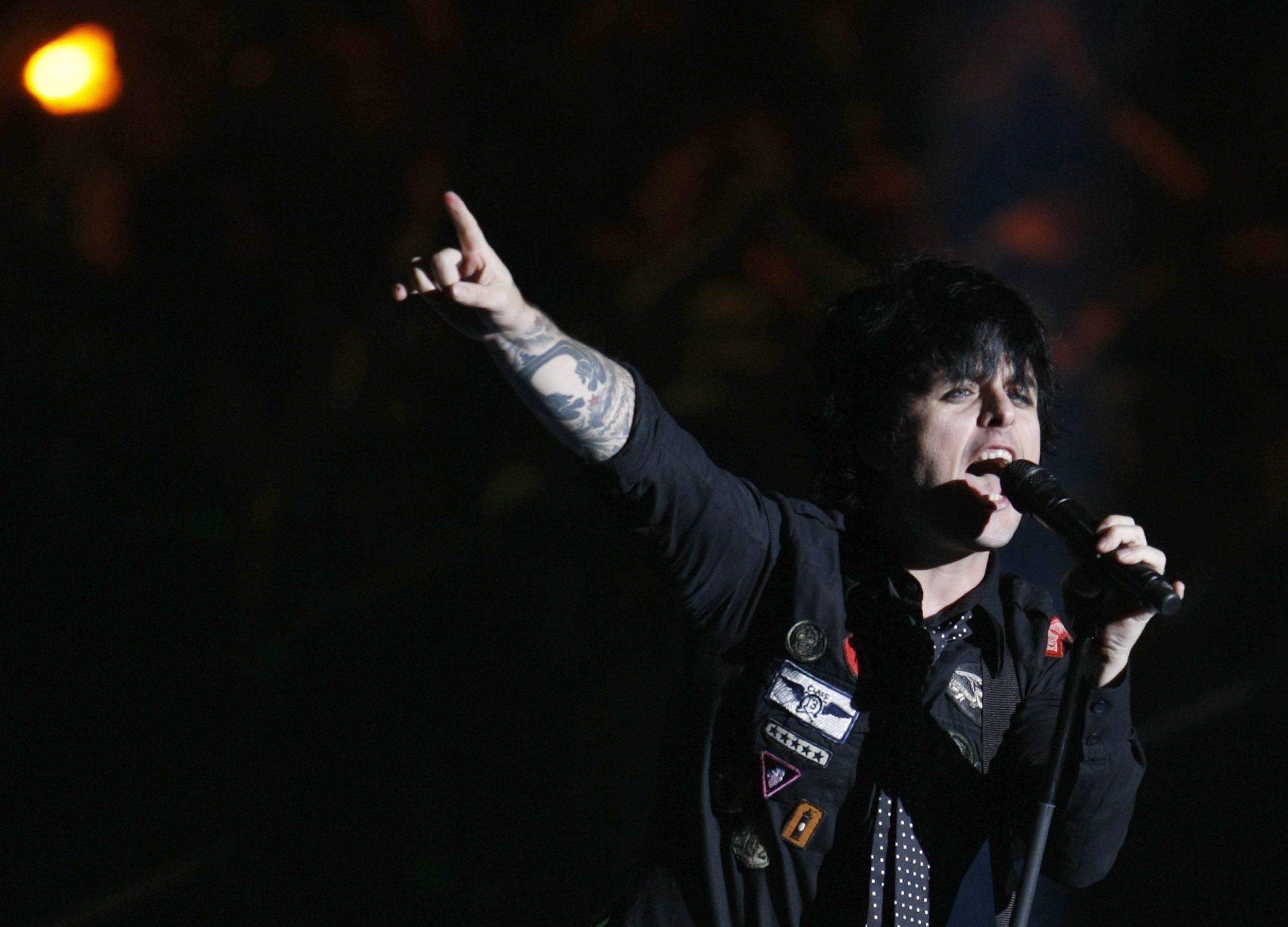 2500x1801 Green Day Joe Armstrong 2009 Tour Wallpaper