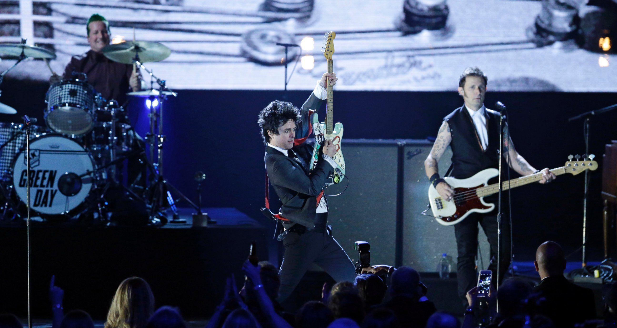 2592x1379 Billie Joe Armstrong Wallpaper HD