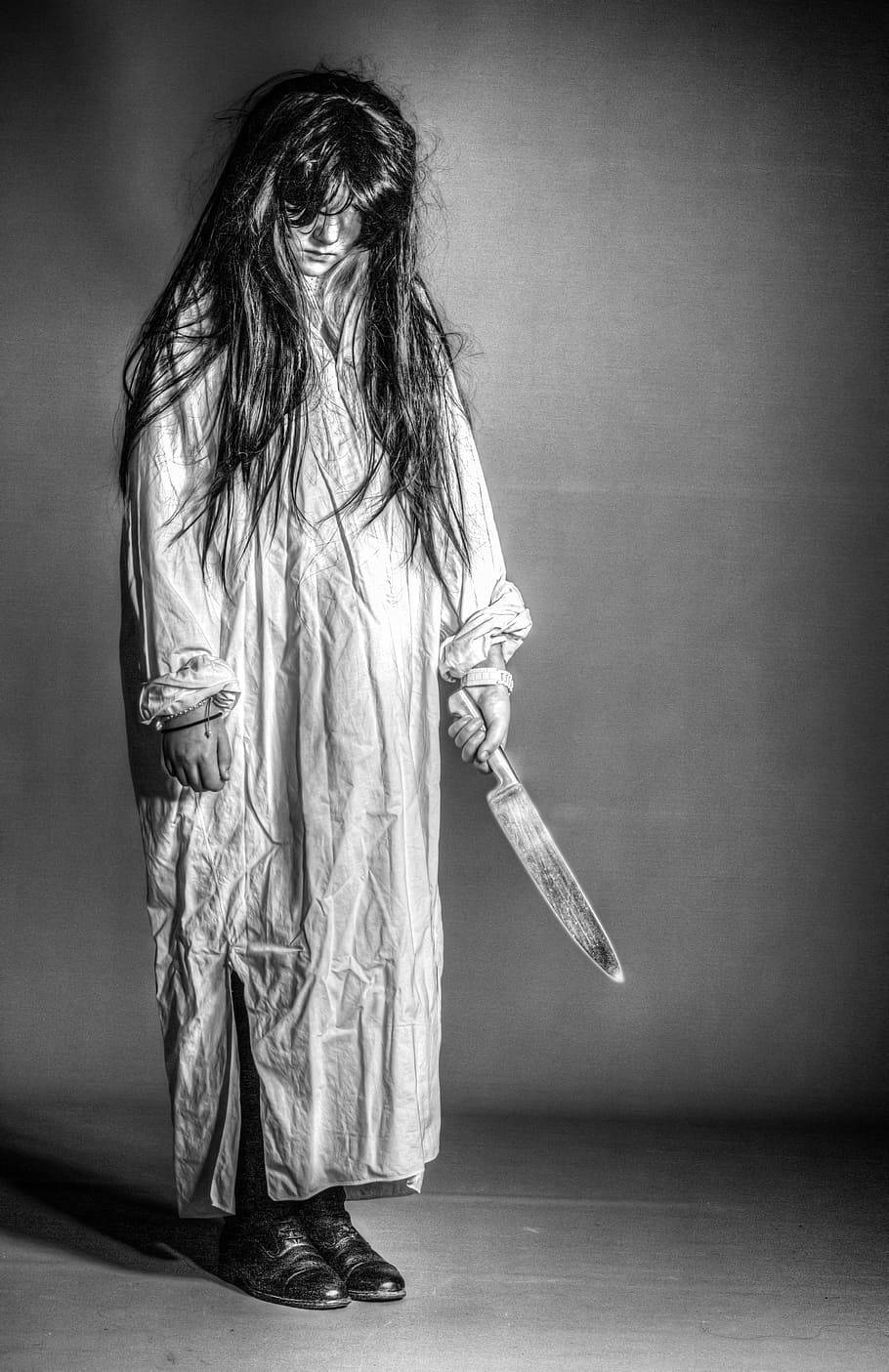 910x1405 Download Crazy Scary Girl With Knife Wallpaper