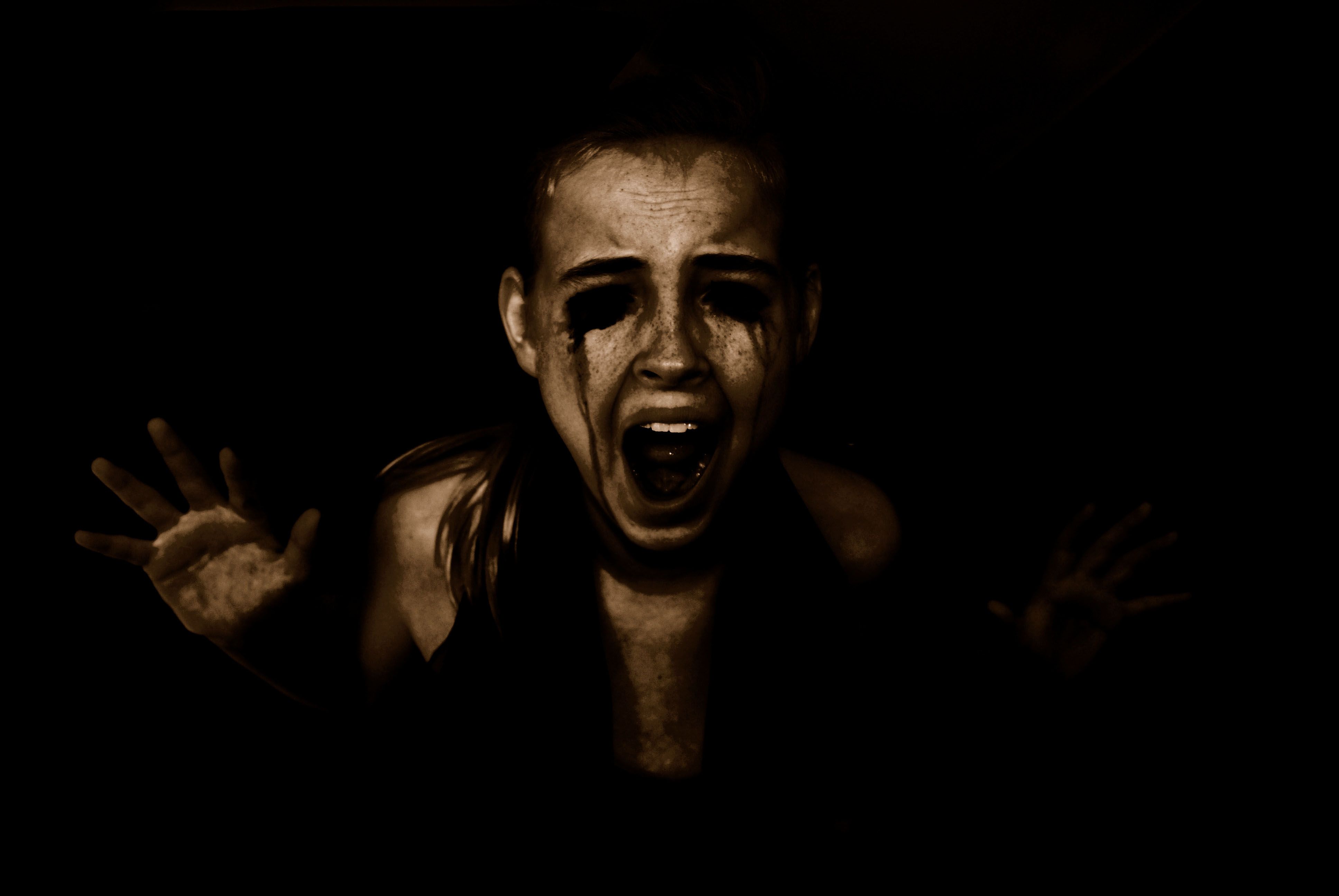 3872x2592 Scared Women Wallpaper