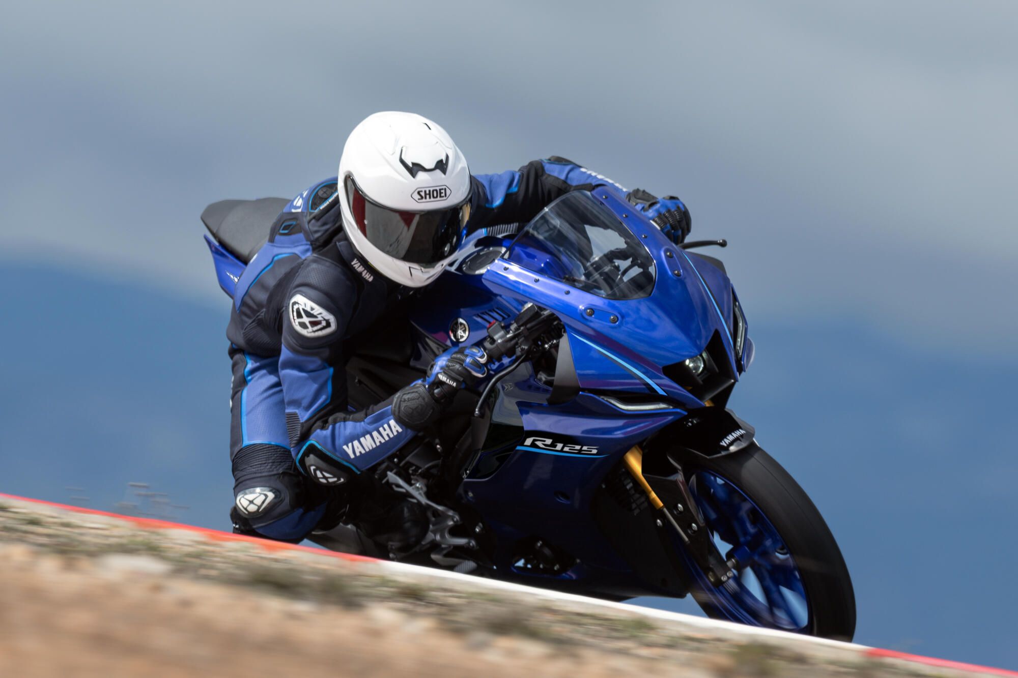 2000x1333 R125