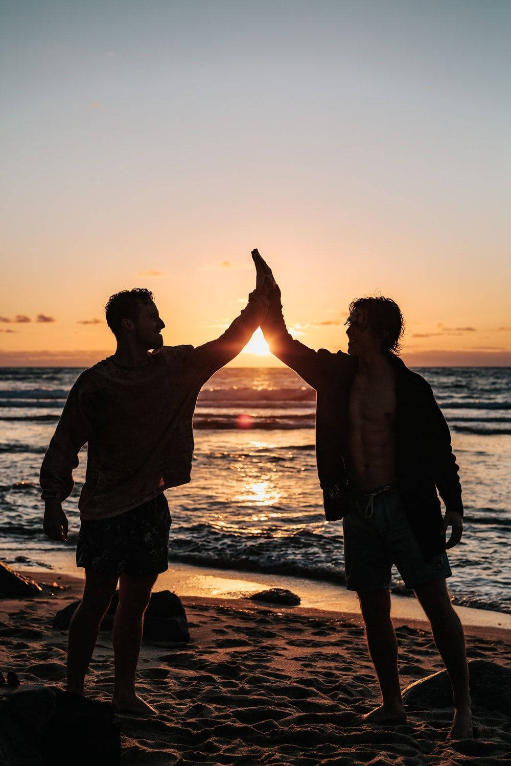 1000x1500 Download Guy Best Friends At The Beach Wallpaper