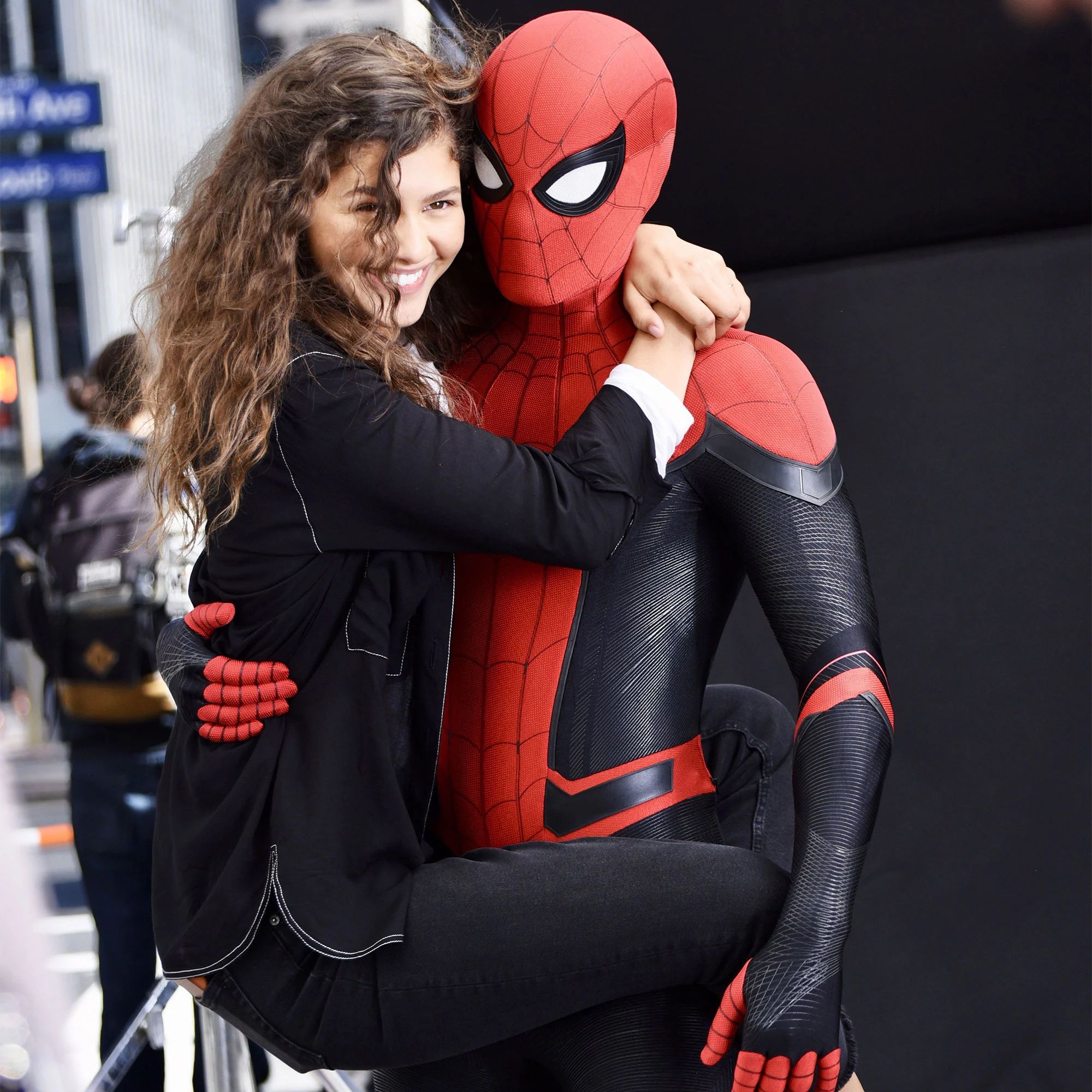 2000x2000 Zendaya (Spider Man) Wallpaper