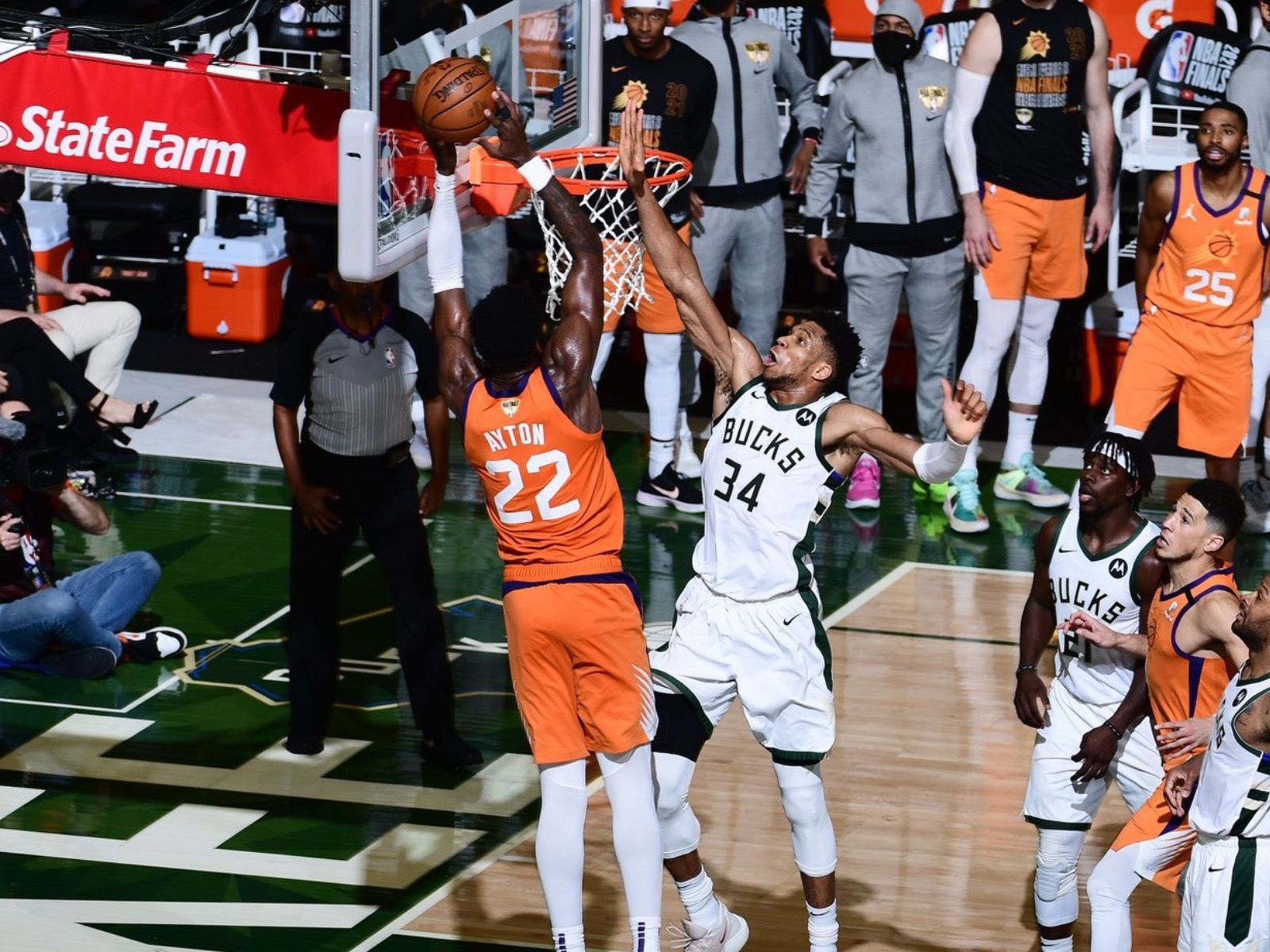 1600x1200 incredible moments from the Bucks' iconic Game 4 Finals win