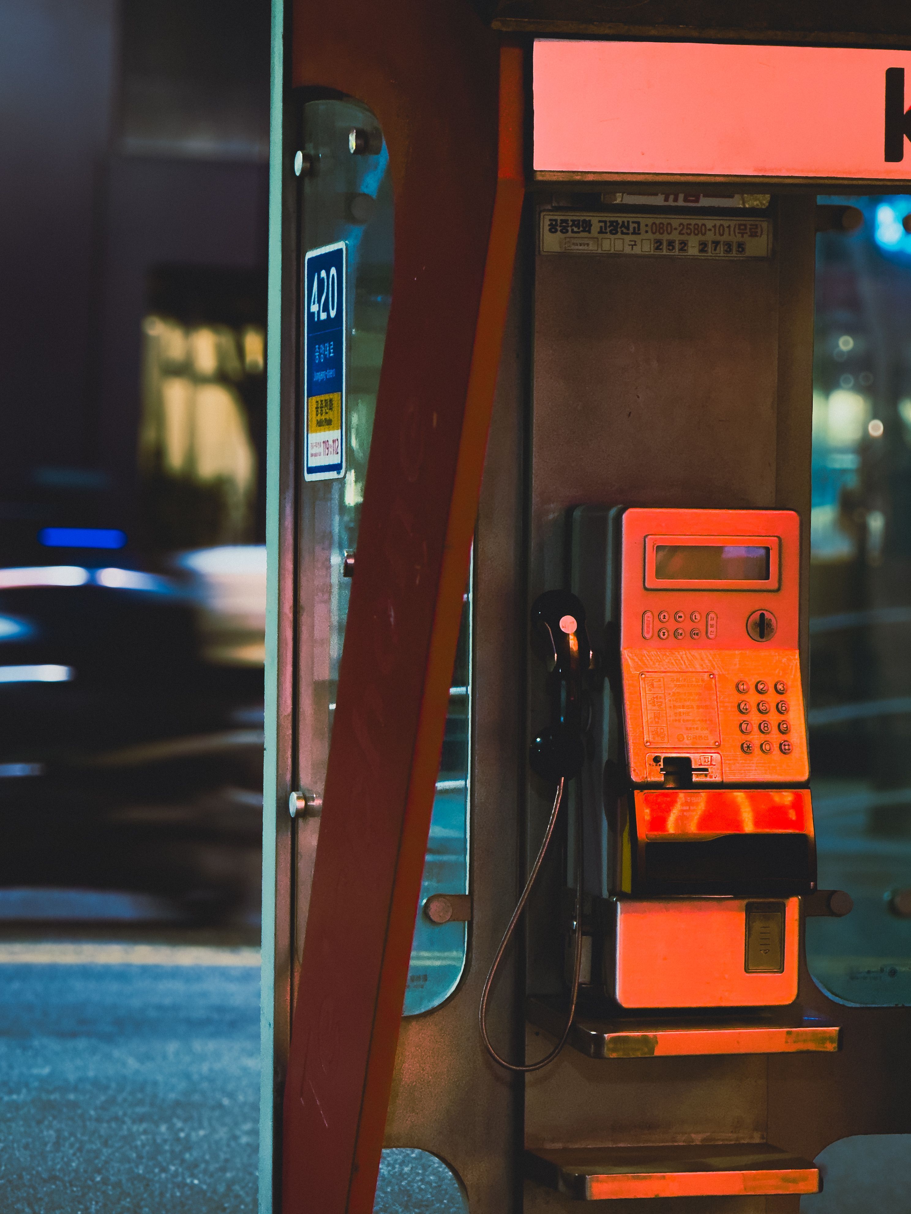 2976x3968 Vibrant Green Public Telephone Booth at Night · Free