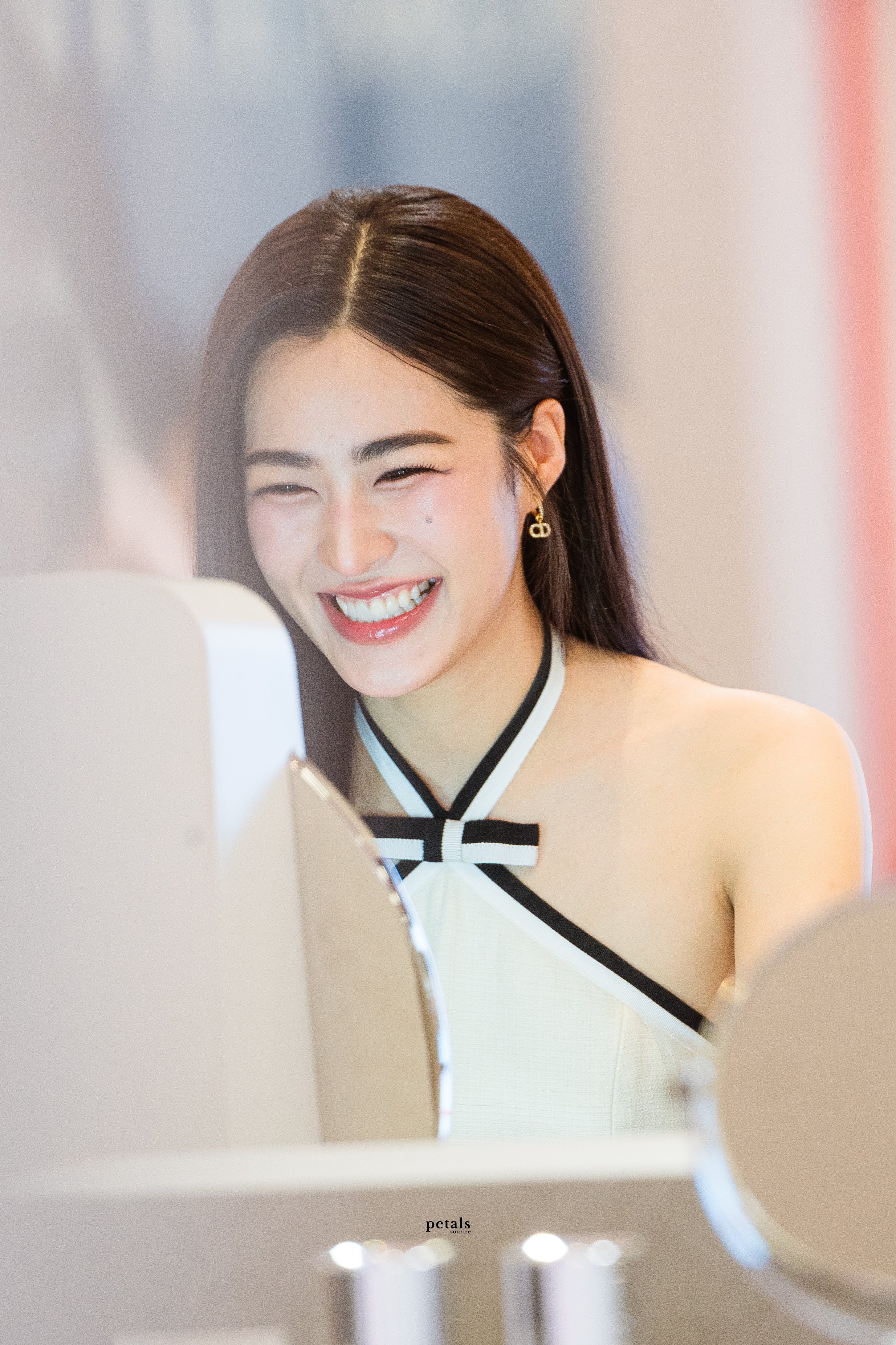 2468x3702 Lingling Kwong Wallpaper