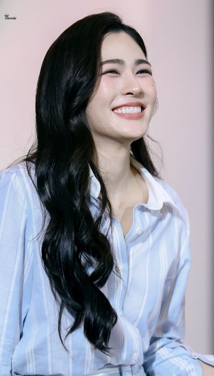 736x1295 Lingling Kwong