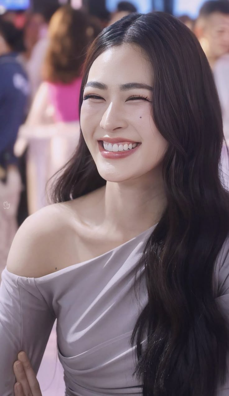 736x1270 Lingling Kwong
