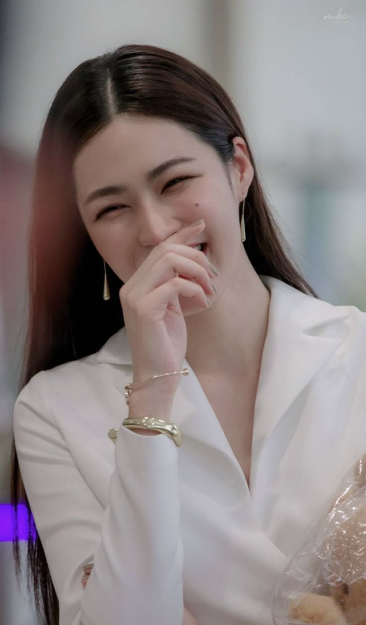 736x1256 Lingling Kwong. Actrices, Le secret, Jungkook mignon