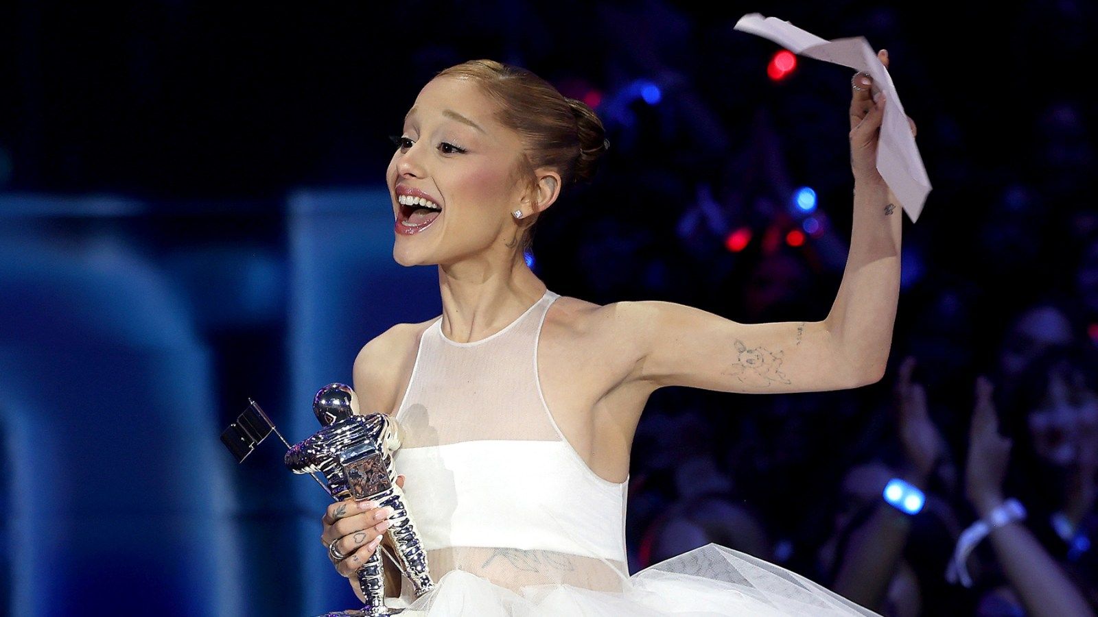 1600x900 Ariana Grande's 'Brighter Days Ahead' Wins Video of the Year