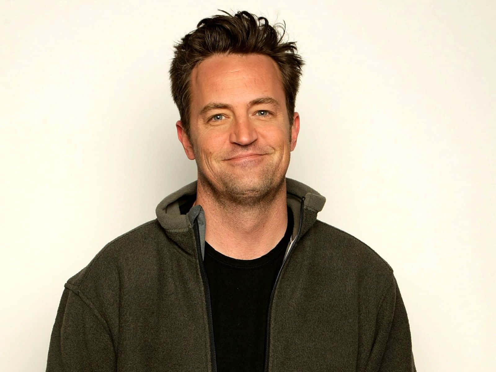 1600x1200 Download Matthew Perry, the funnyman best known for his role as Chandler Bing on Friends Wallpaper