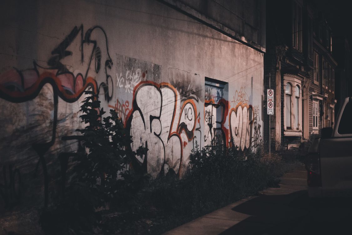 1125x750 Graffiti on the Wall · Free