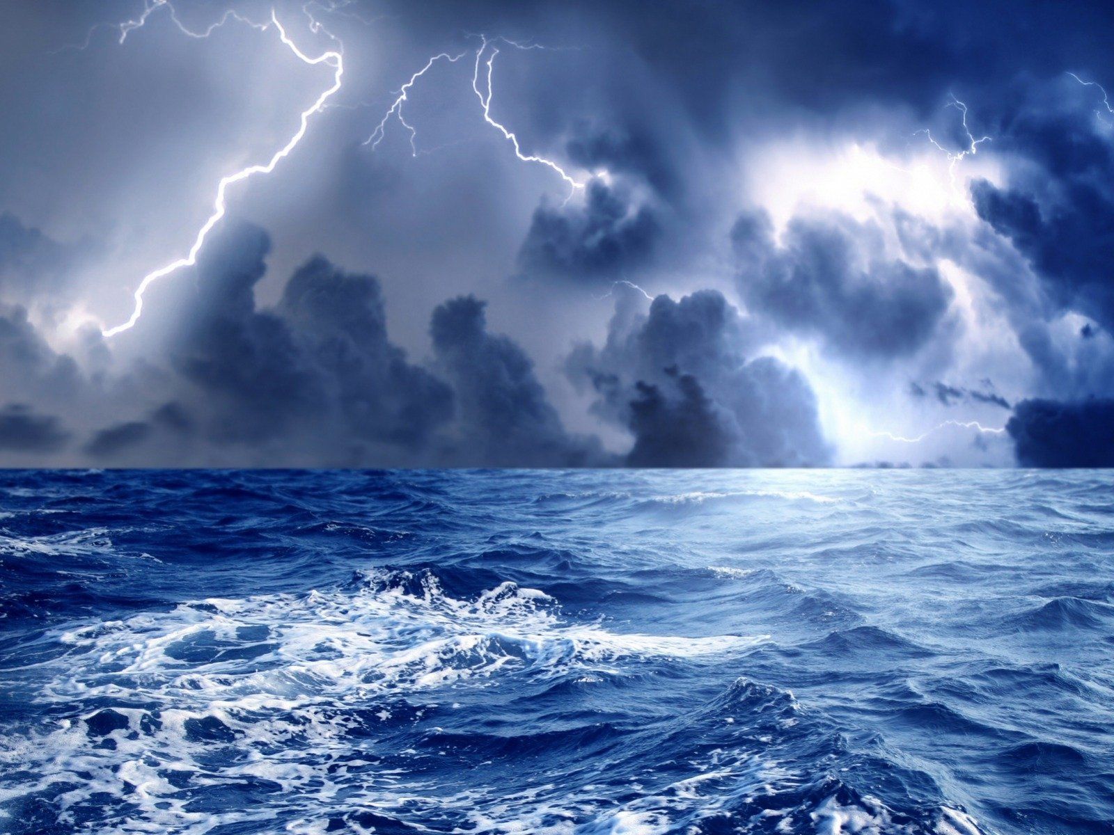 1600x1200 HD Nature Storm: Lightning Fury Over Ocean Wavesx1200