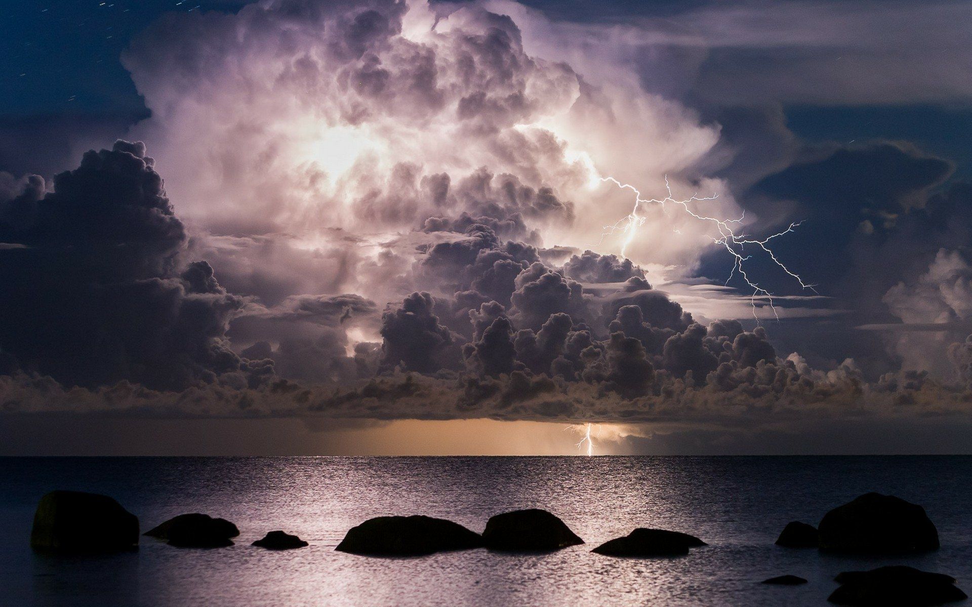 1920x1200 Stormy Seascape: HD Wallpaper of Lightning over the Oceanx1200