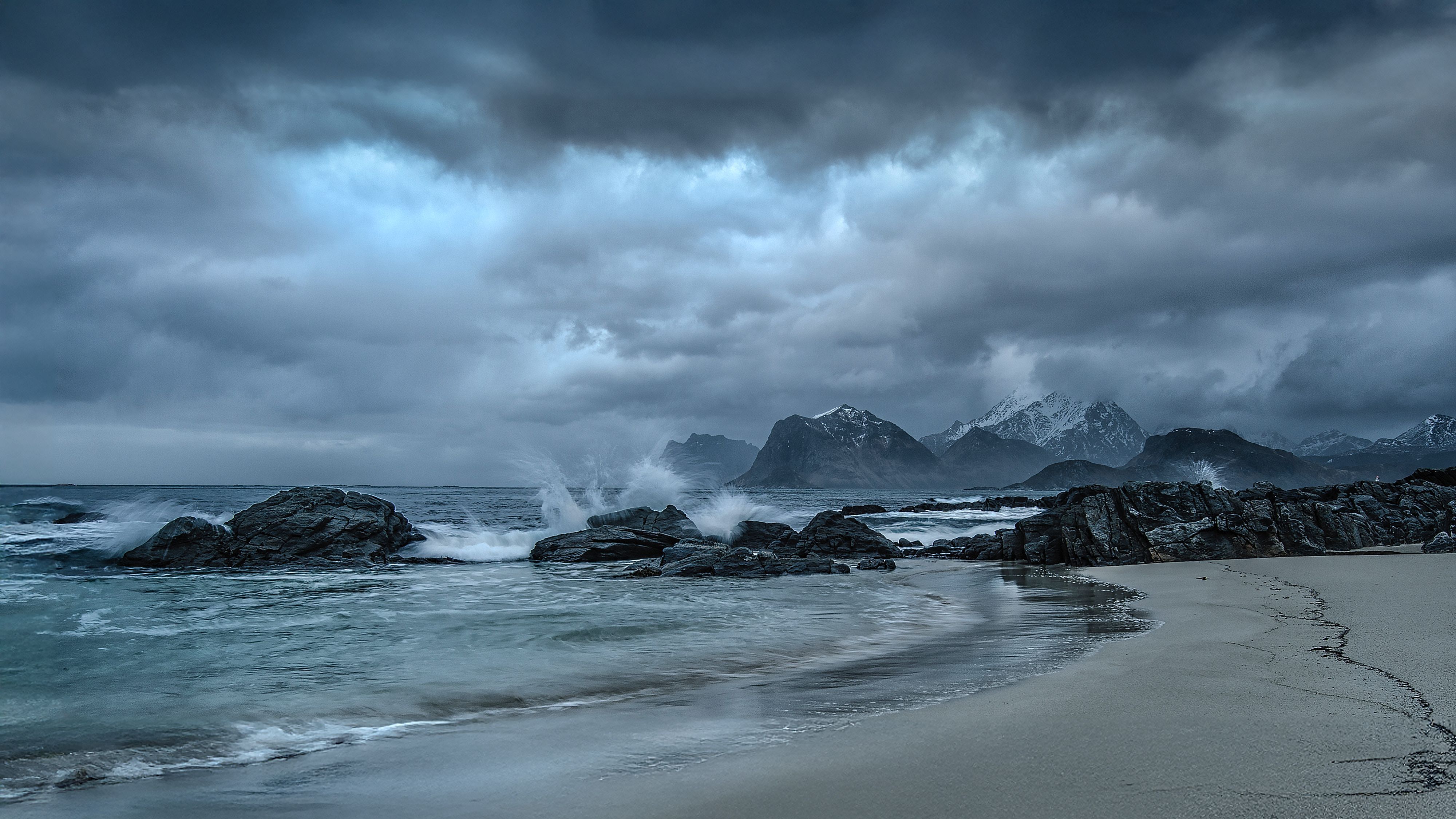 4000x2250 Dramatic Seascape of Lofoten Coastline in Norway · Free