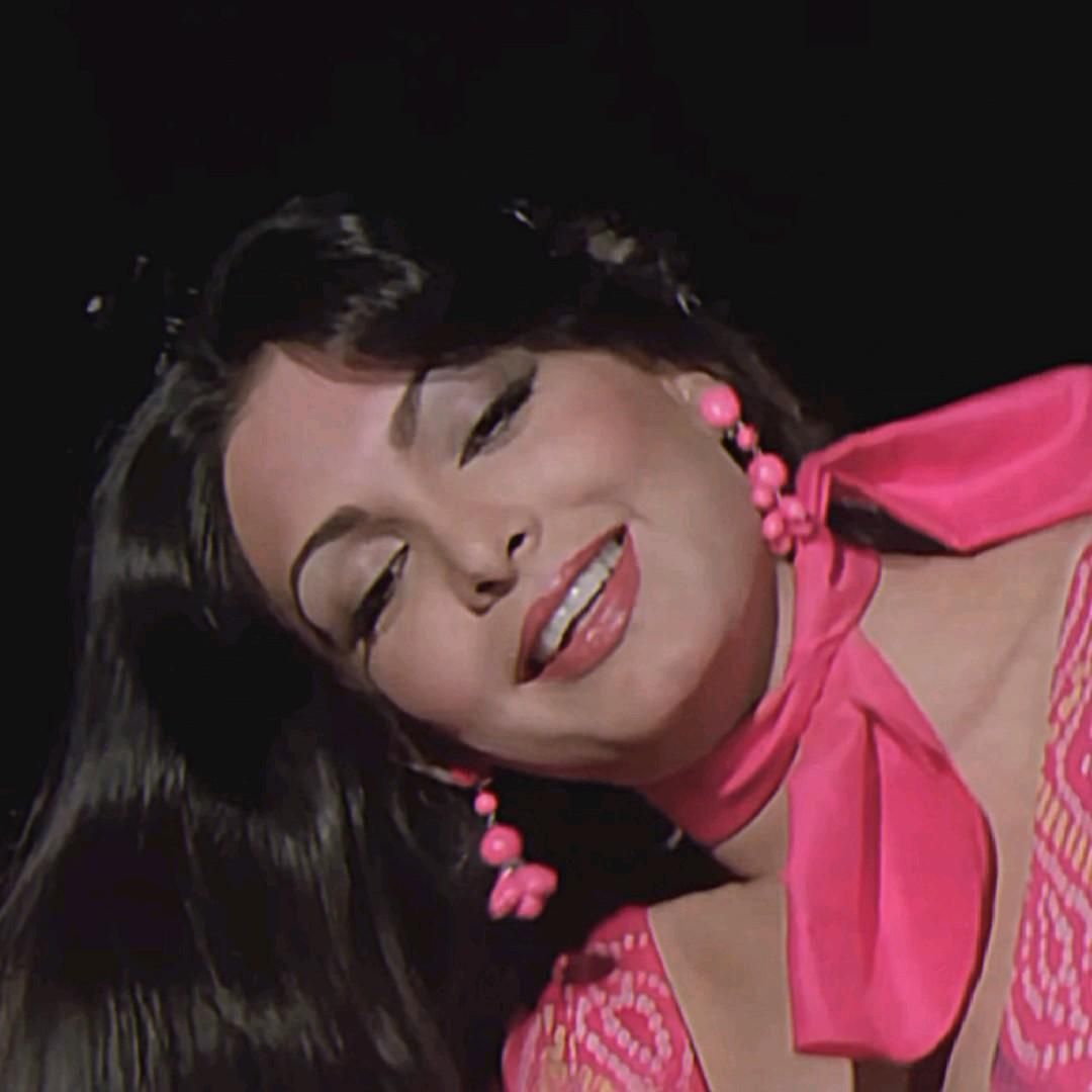 1080x1080 parveen babi in suhaag (1979)