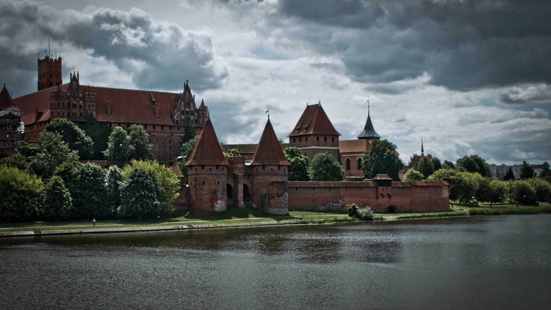 1920x1080 Malbork Castle Majesty: Stunning HD Man Made Fortress Wallpaperx1080