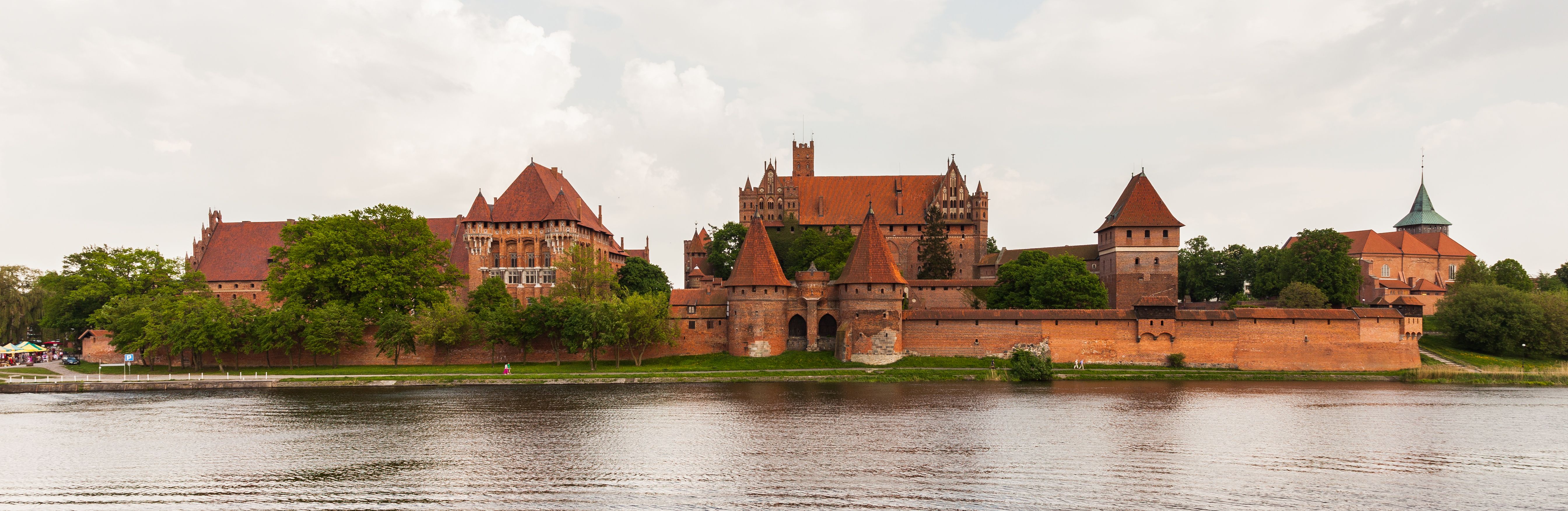 5378x1754 Castillo De Malbork, Polonia, 2013 05 DD
