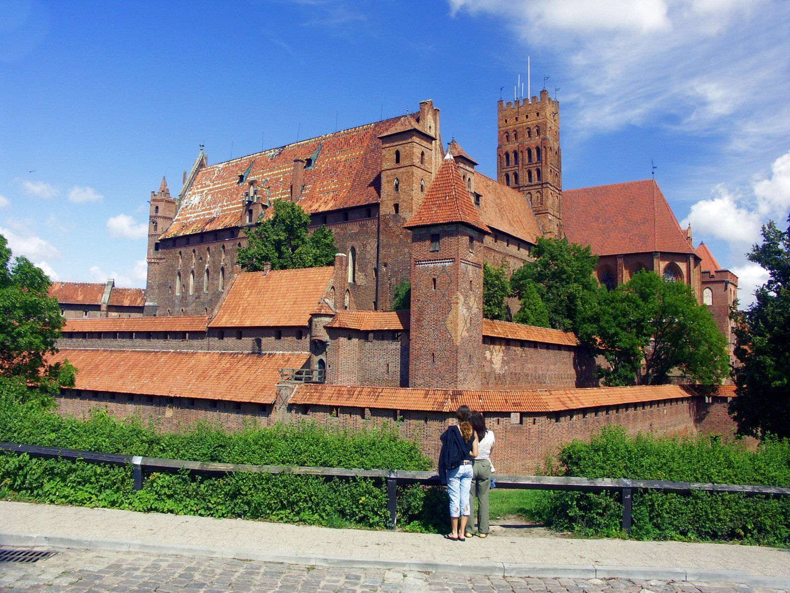 1600x1200 Malbork Castle with Tower and Orange Roofs Free Photo