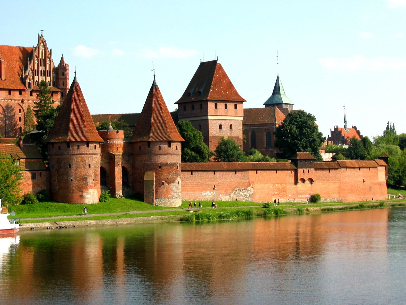 1600x1200 europe there any analogs of the Malbork castle in Poland or Germany? Stack Exchange