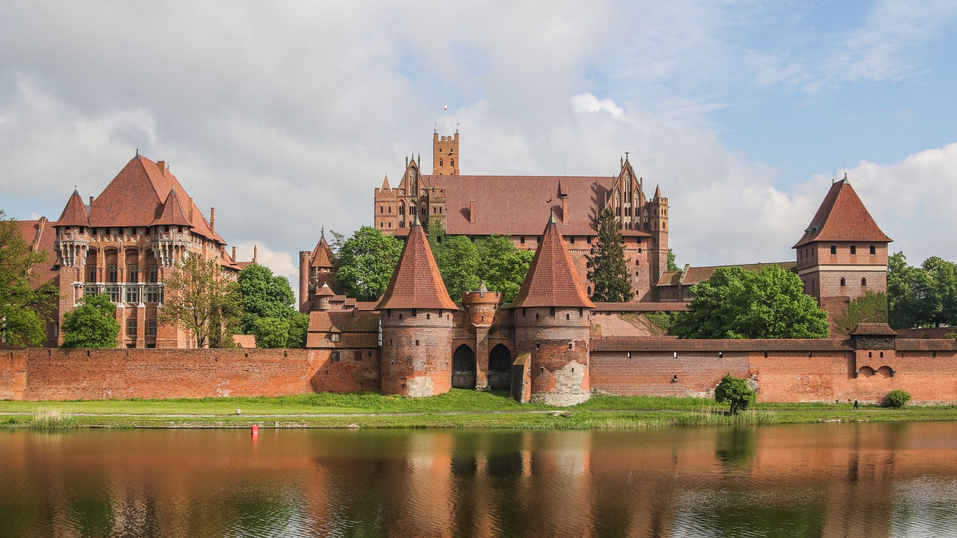 1920x1080 World's biggest castle that is twice the size of Buckingham Palace and you can fly there for £13