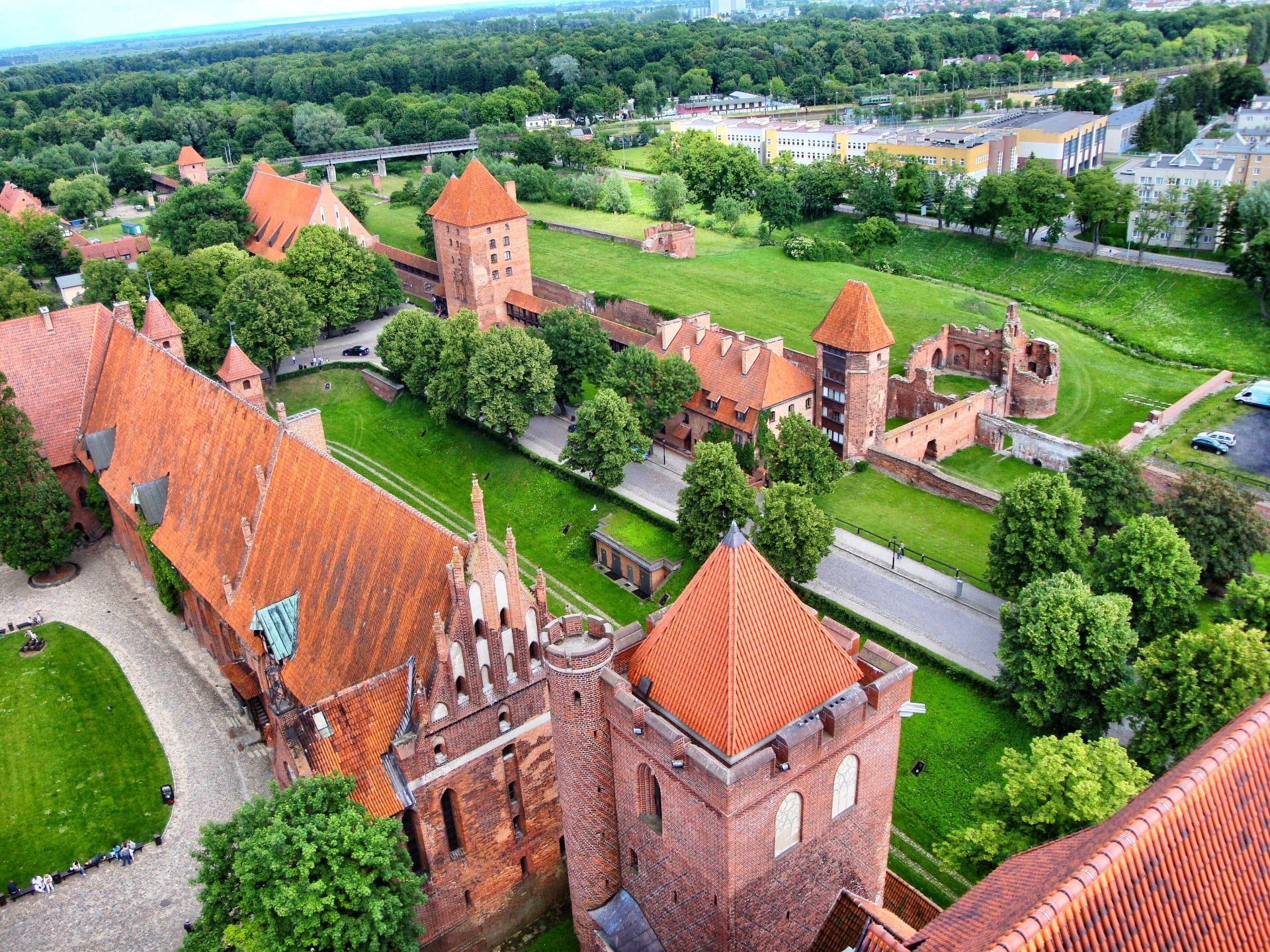 1920x1440 The Holy Grail and the Knights of the Order: Malbork Castle