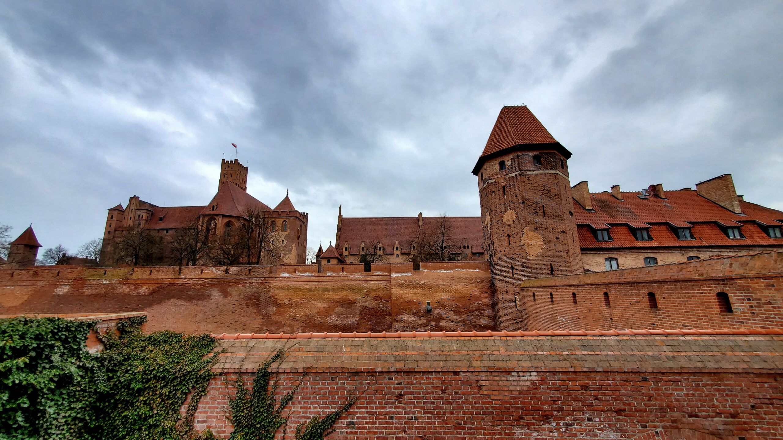 2560x1440 Malbork Castle: A Gothic Architectural Wonder