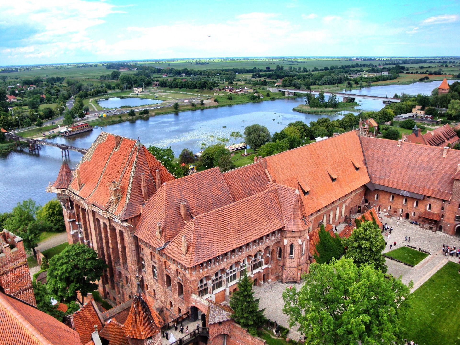 1920x1440 The Holy Grail and the Knights of the Order: Malbork Castle