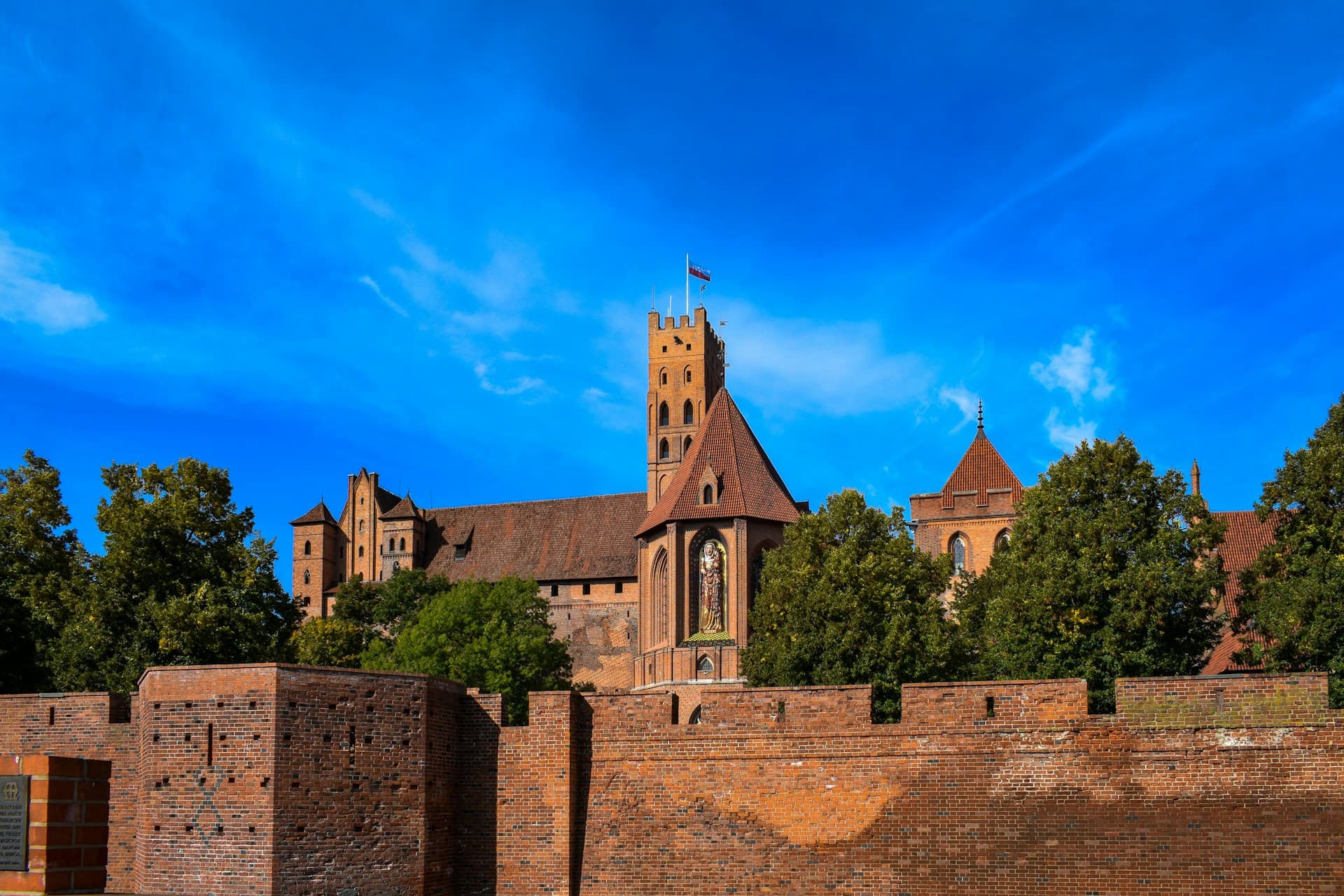 1920x1280 The biggest castle in Europe: Malbork at 21 hectares