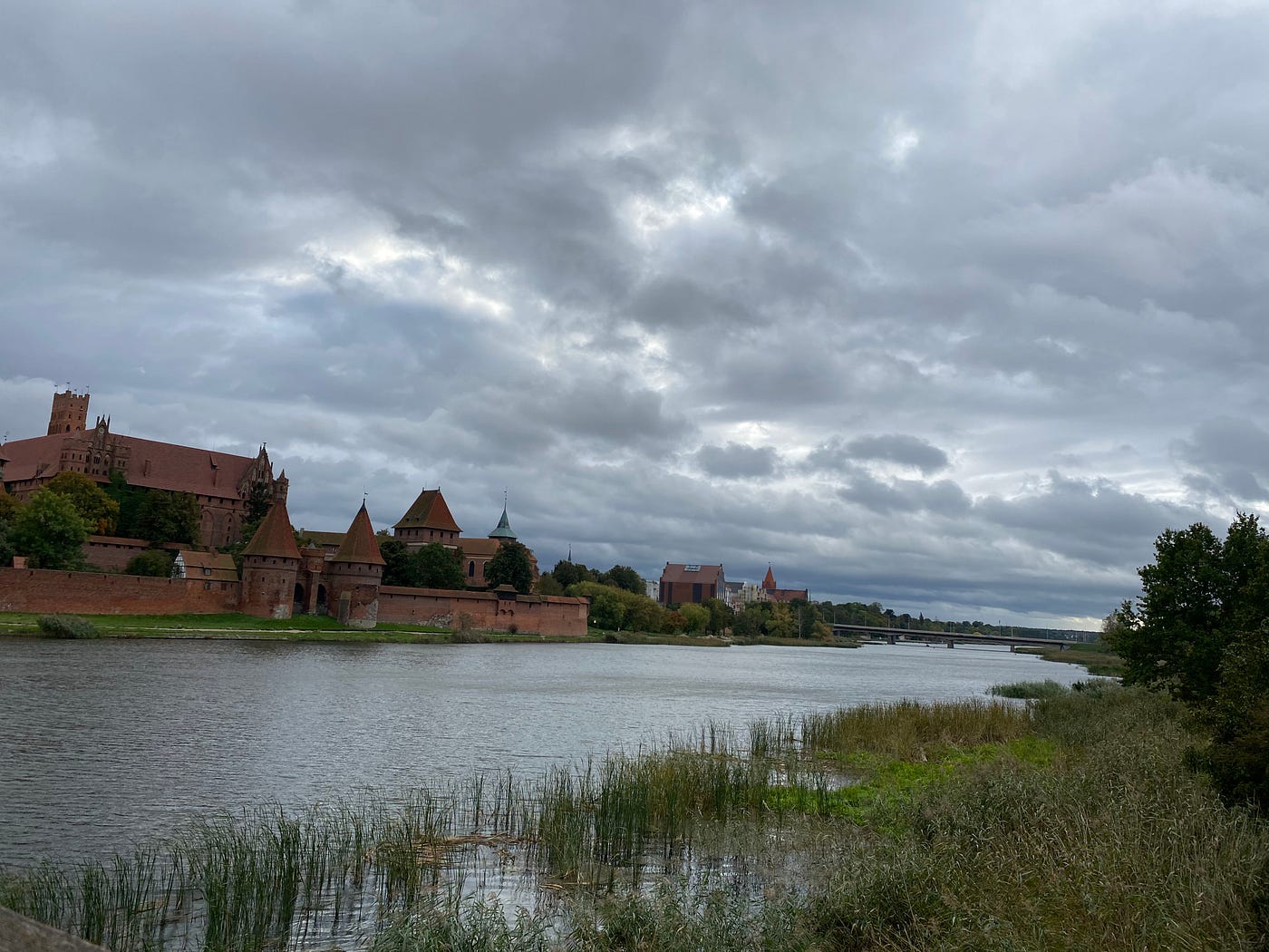 1400x1050 Malbork Castle. A stunning castle located in a little. by 鈴木シーバス