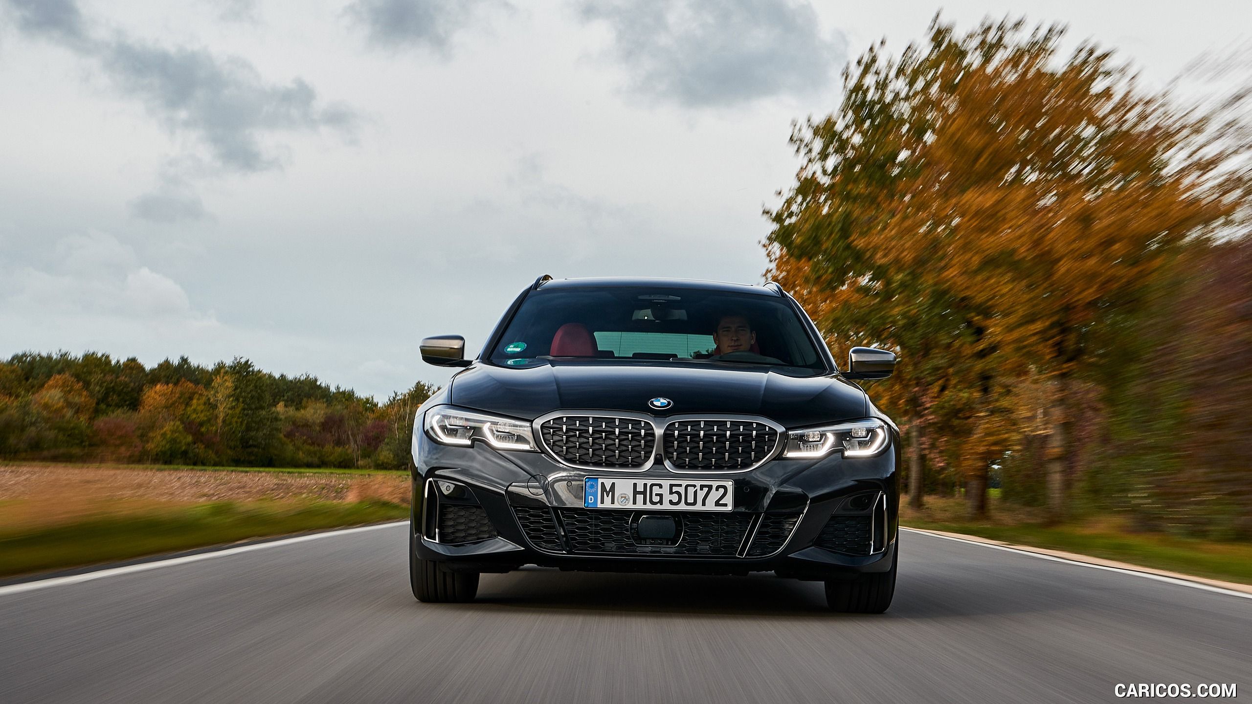 2560x1440 BMW M340i xDrive Touring (Color: Black Sapphire Metallic)