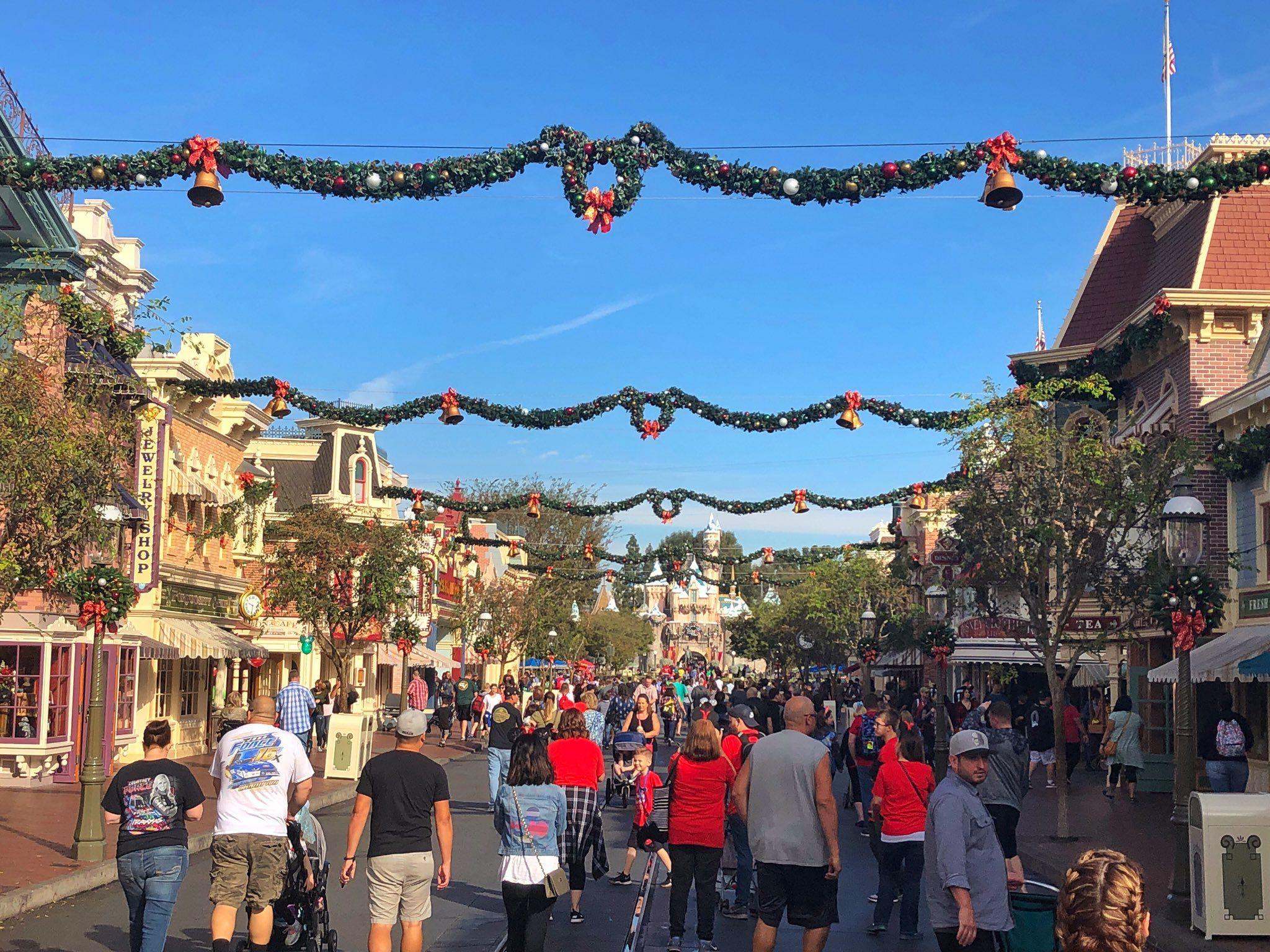 2048x1536 Garland Returns to Main Street USA at Disneyland for the Holidays