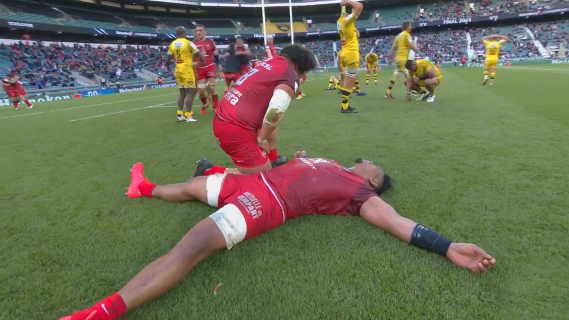 1920x1080 Antoine Dupont proves his class to fans after final whistle of Champions Cup final