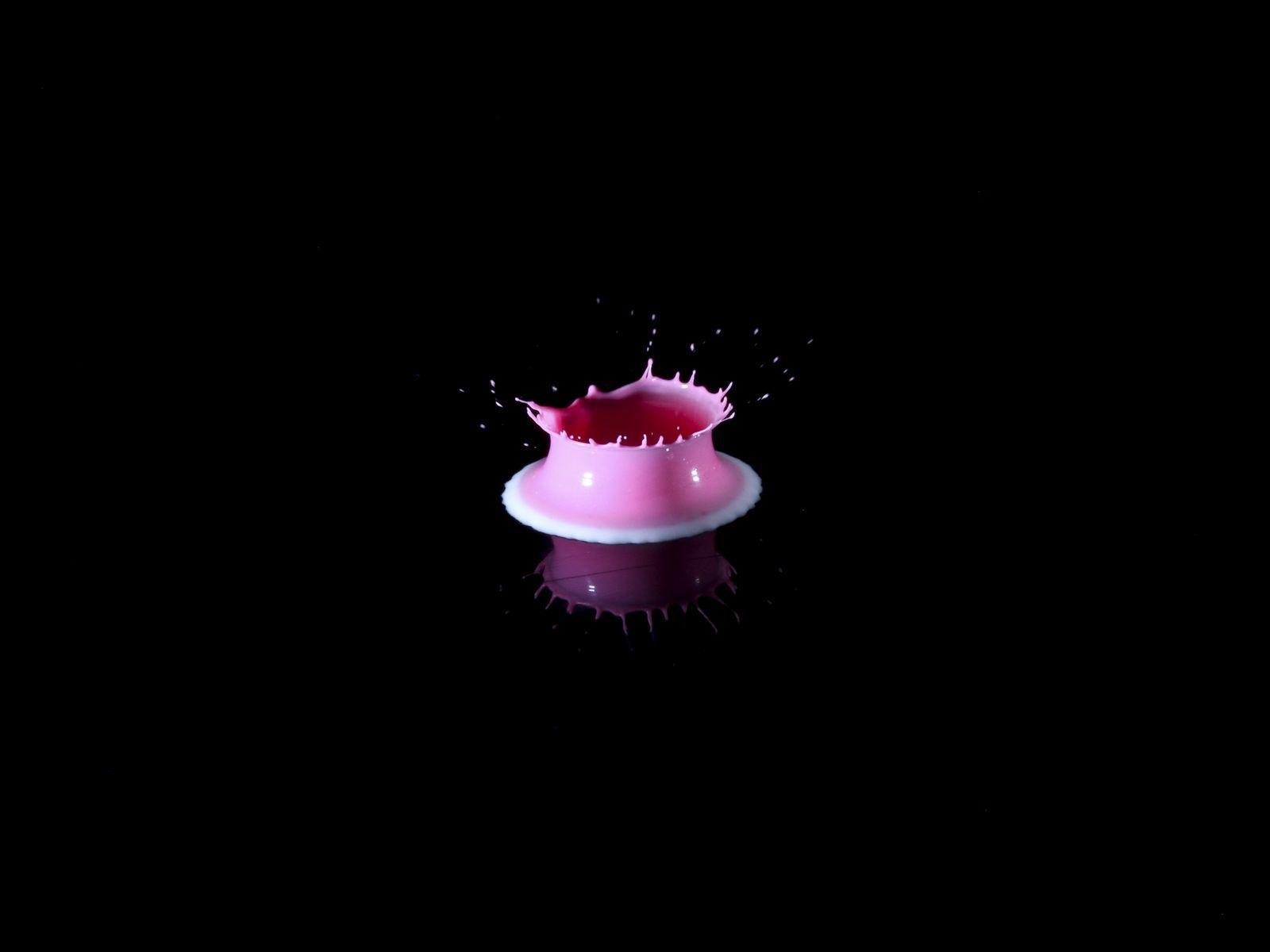 1600x1200 Download wallpaper 1600x1200 drop, paint, splash, pink, reflection