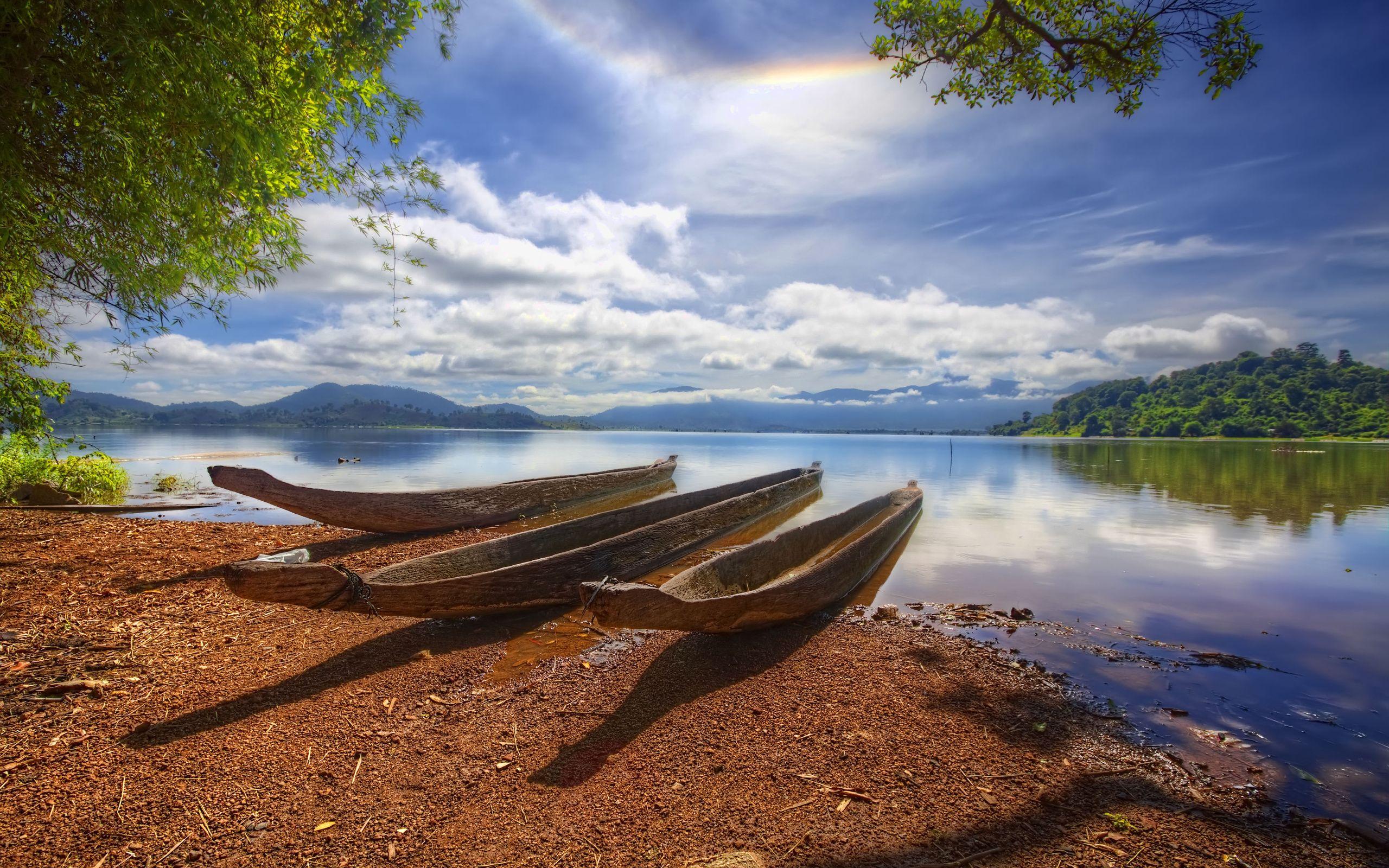 2560x1600 Vietnam Lac landscape boat lake reflection wallpaperx1600