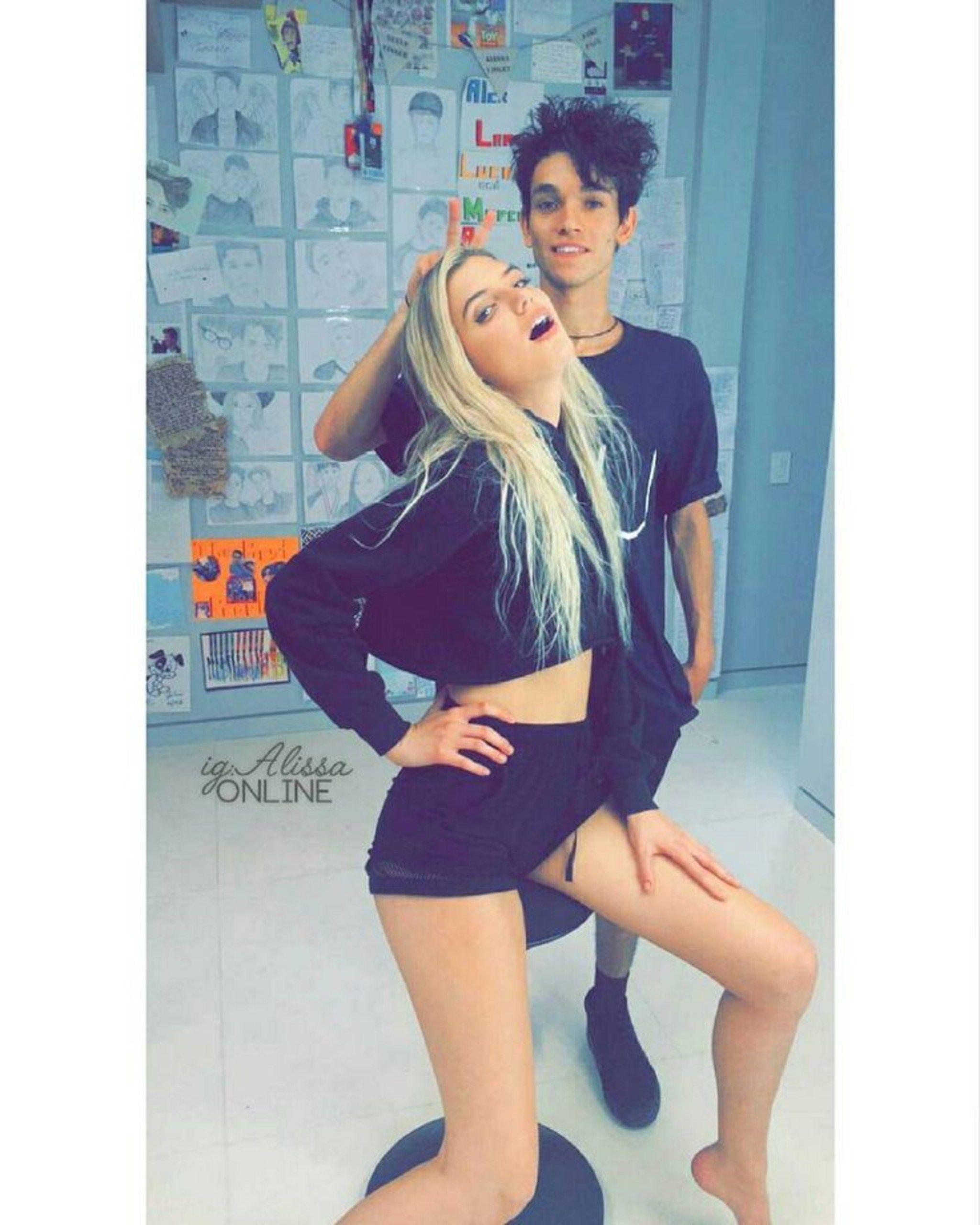 2048x2560 Mobiles Qhd Dobre And Alissa Violet, Download Wallpaper