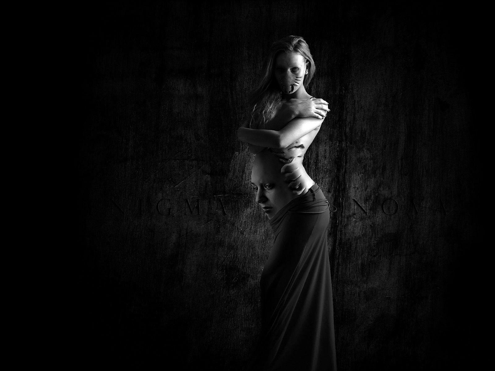 1600x1200 Black Female Wallpaper
