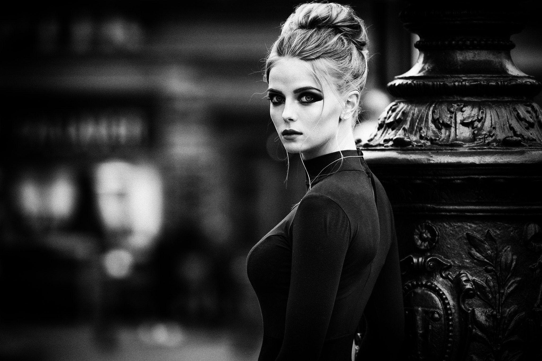 2048x1365 Black And White Girl Wallpaper