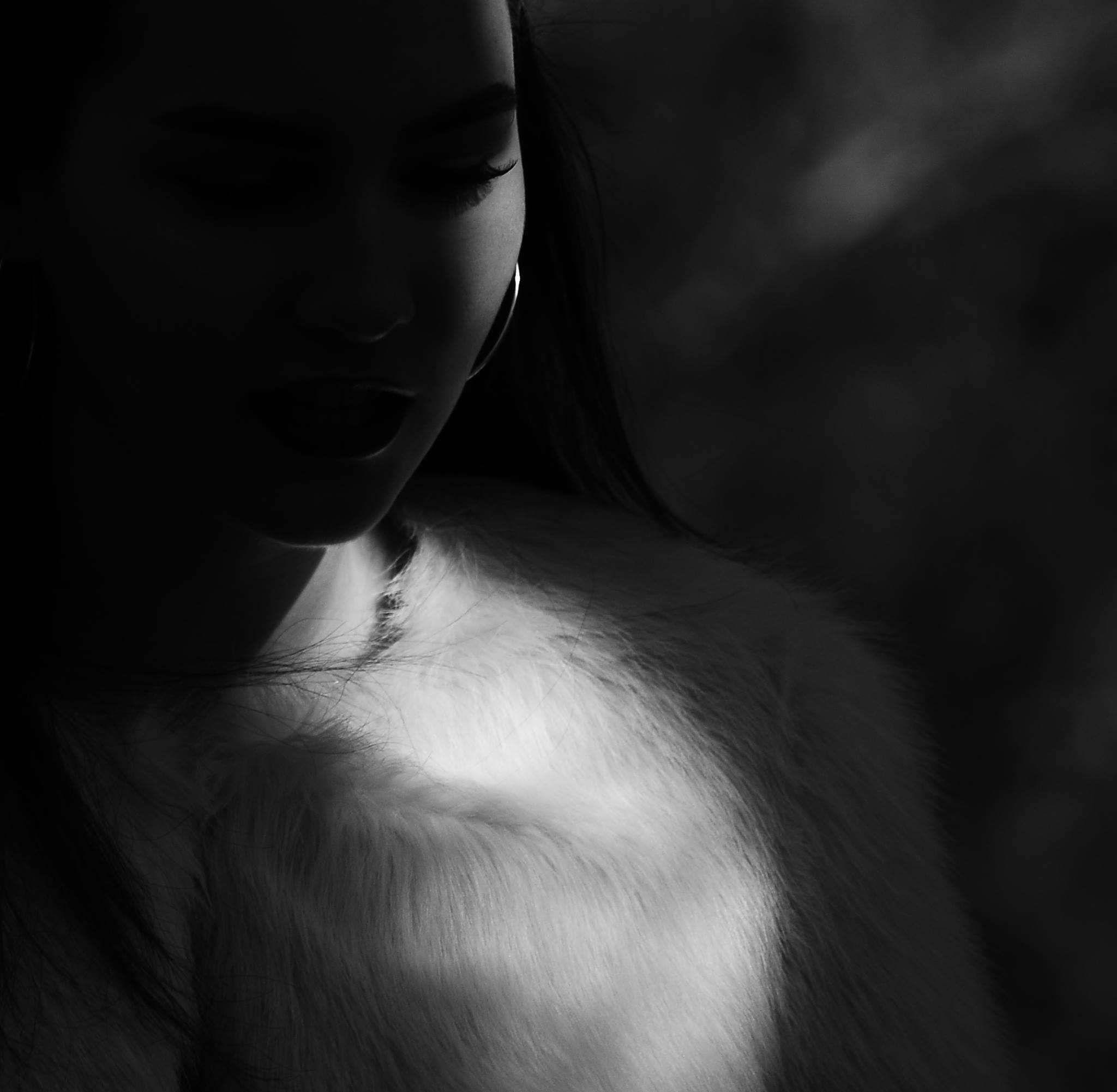2048x2002 Woman Black And White, Download Wallpaper