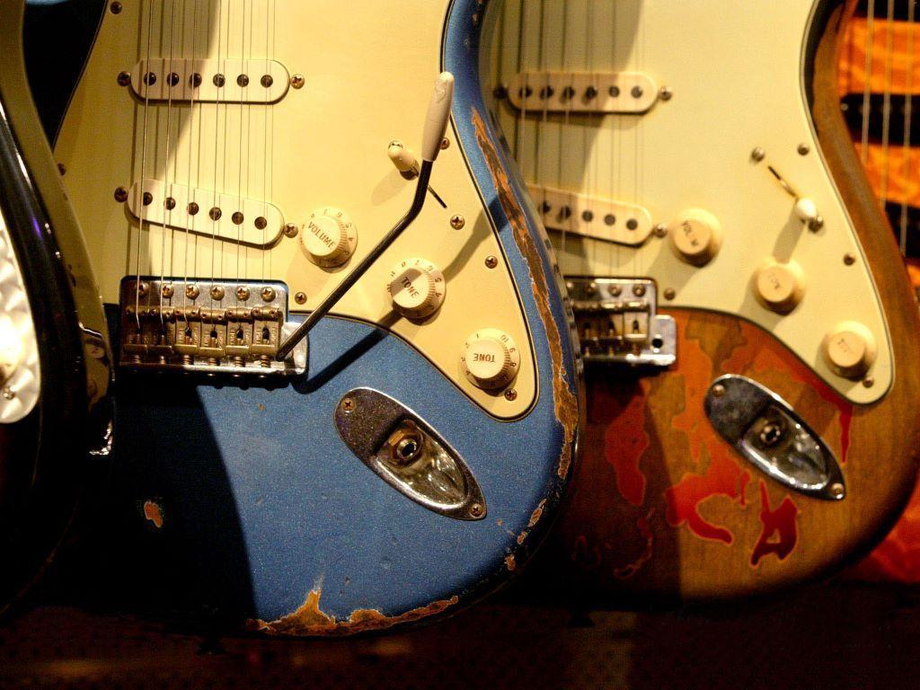 1024x768 Vintage Fender Stratocaster Wallpaper