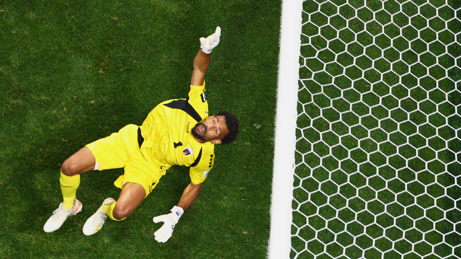 1600x900 The Voice' in the Cape Verde goal: Vozinha, who made 7 saves against Spain