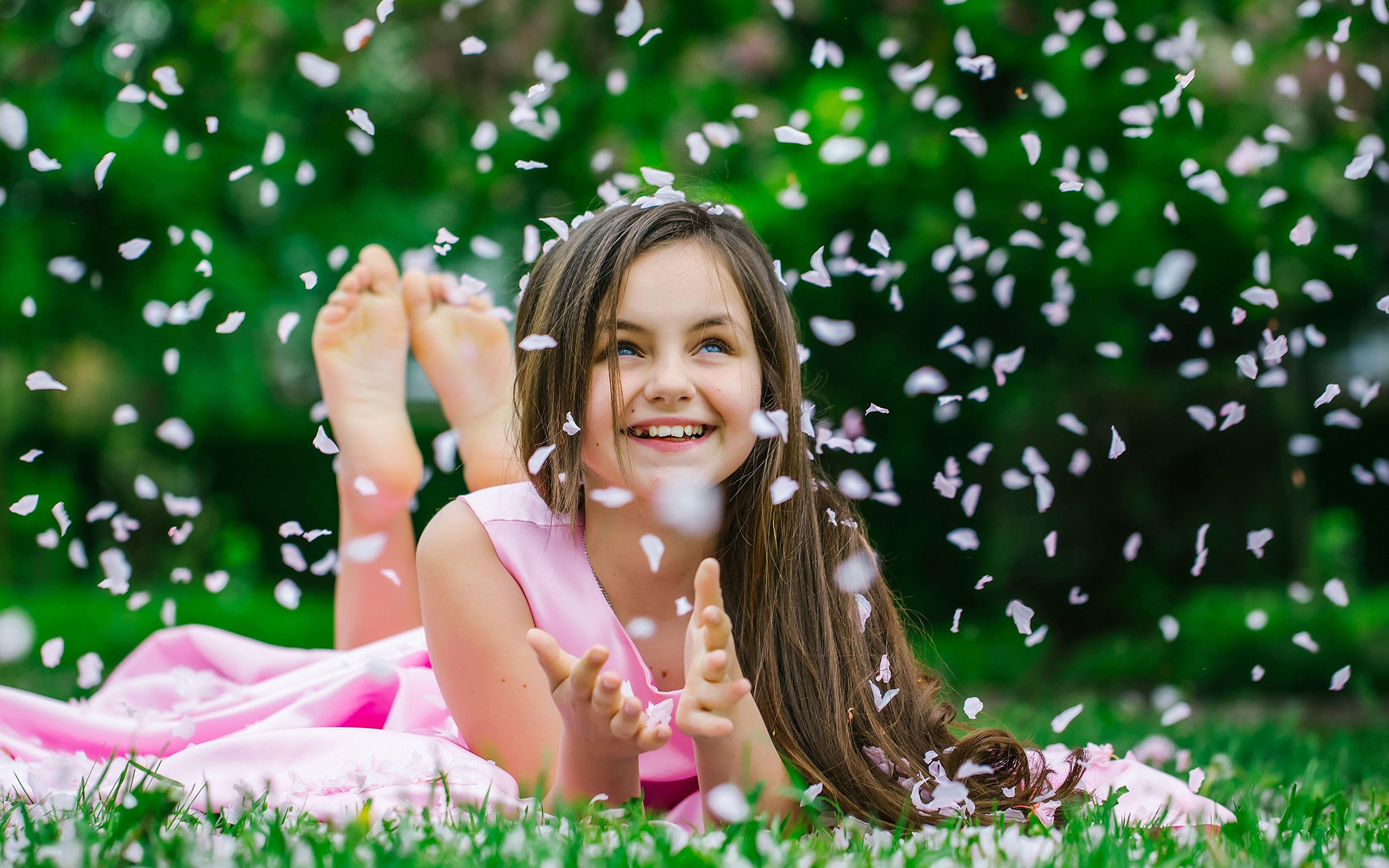 3840x2400 Desktop Wallpaper Little girls Brown haired Smile Cute 3840x2400