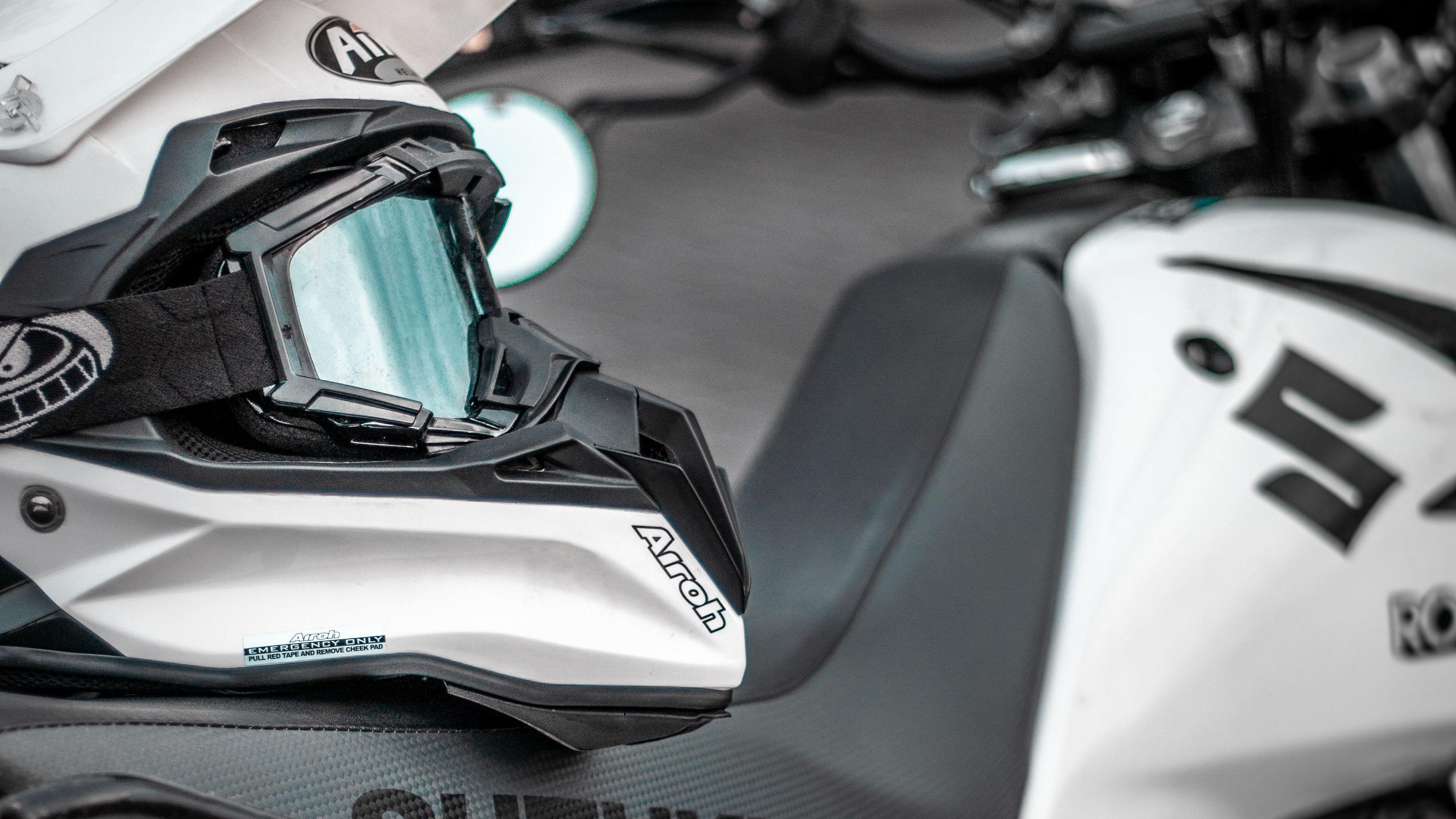 3840x2160 Download wallpaper 3840x2160 suzuki, motorcycle, helmet, bike 4k