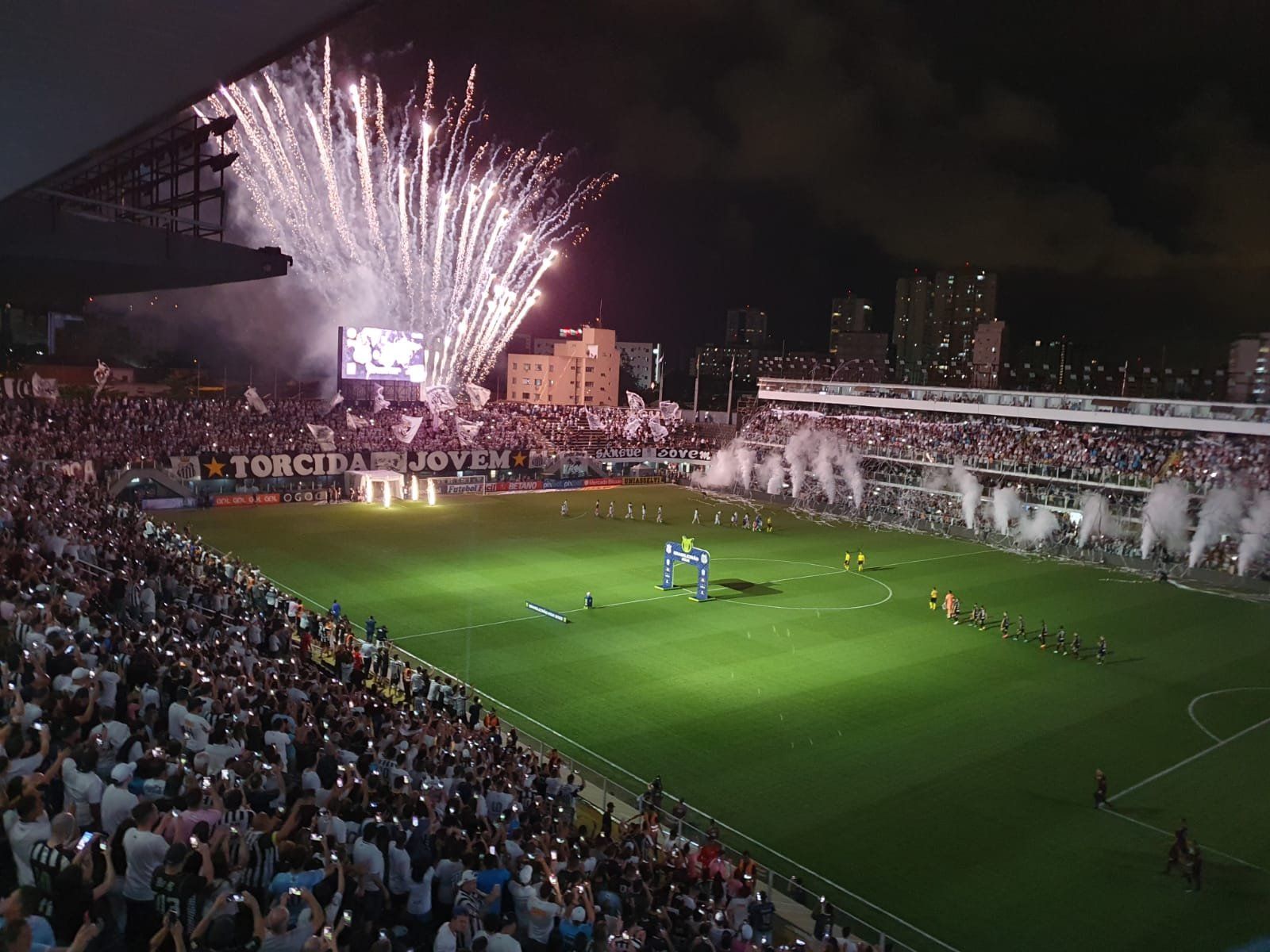 1600x1200 Santos comemora aniversário de 82 anos de Pelé com show de luzes na Vila Belmiroão