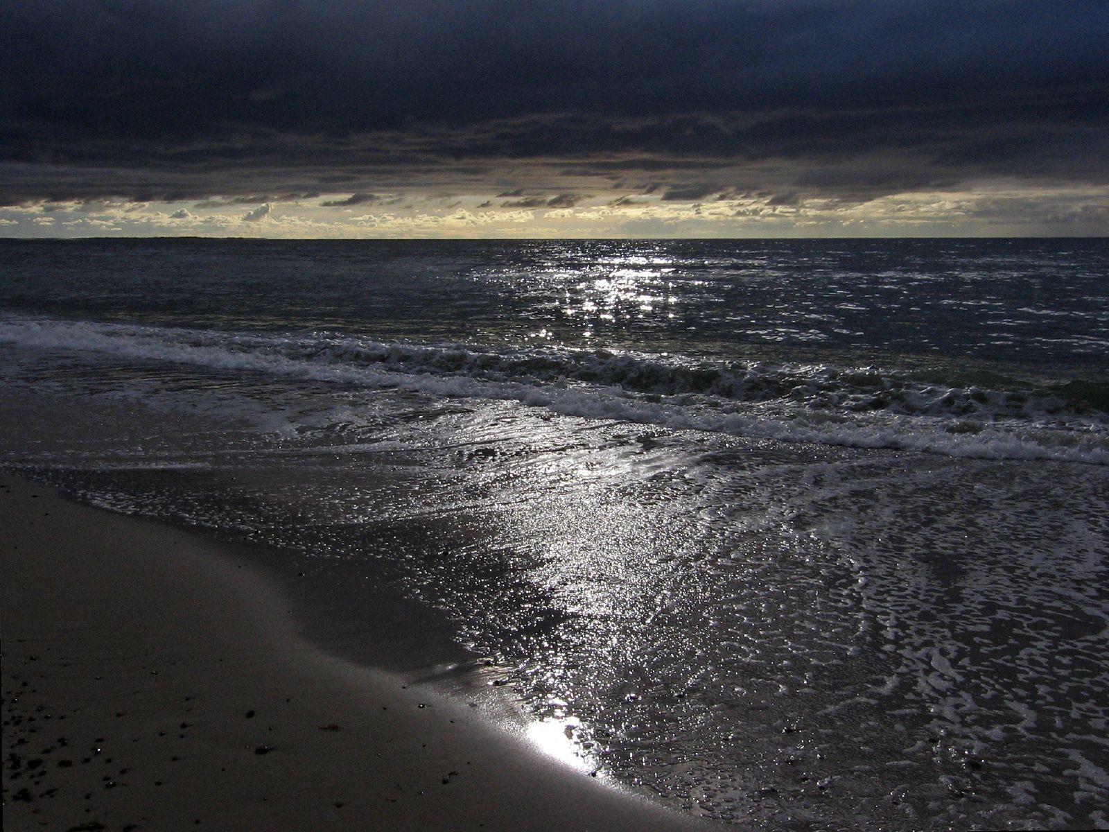 1600x1200 Dark Sea Wallpaper