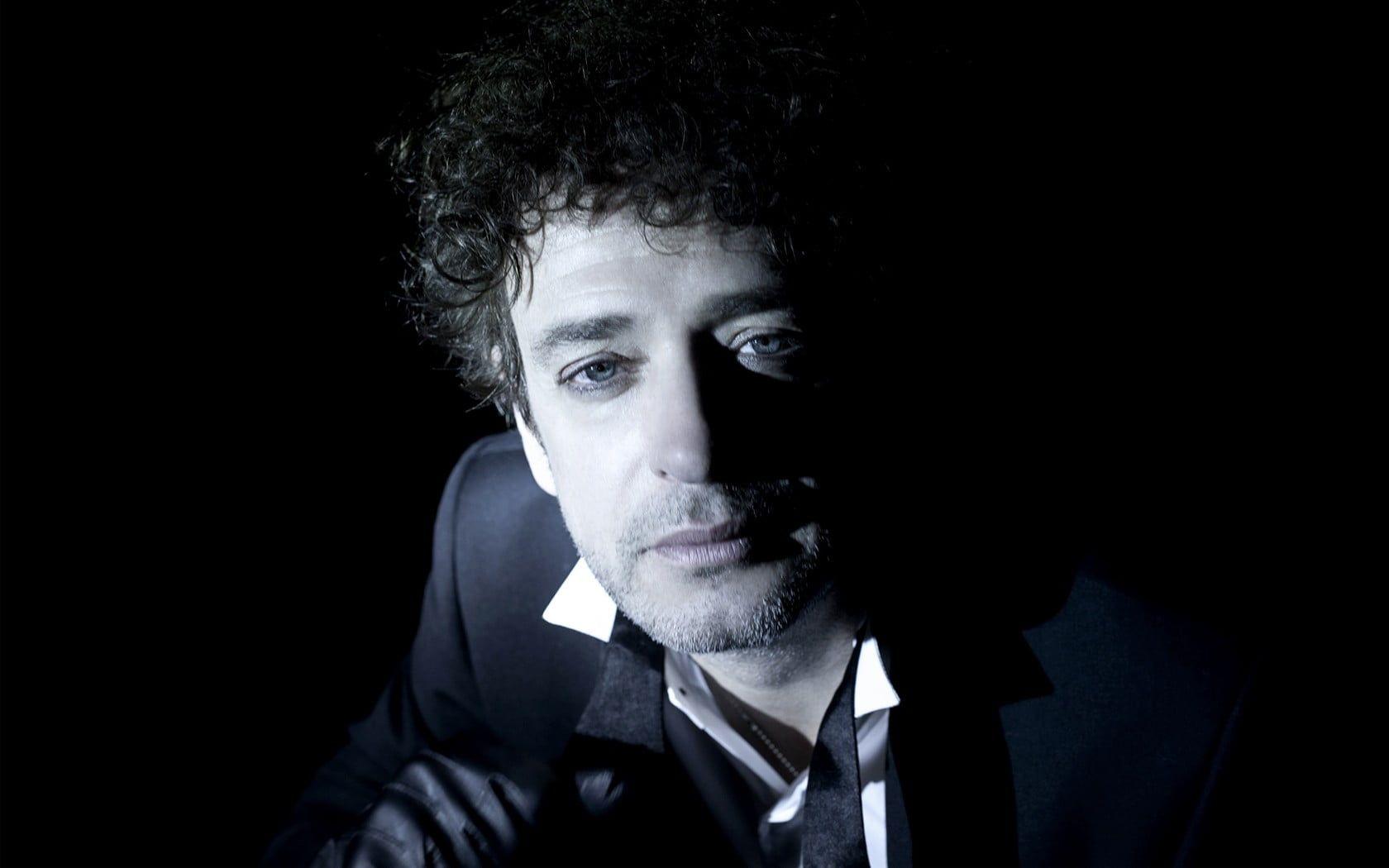 1680x1050 Men's black suit jacket, Gustavo Cerati, rock music, musician