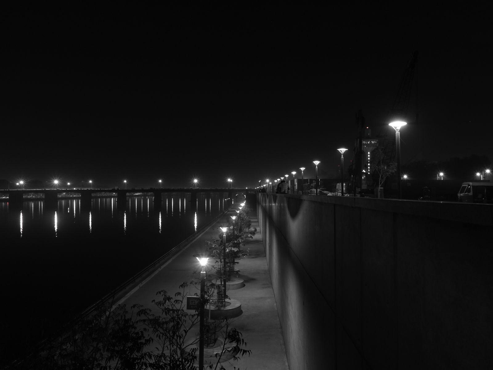 1600x1200 Beautiful Sea Black And White City Lake Night River Lights Bridge