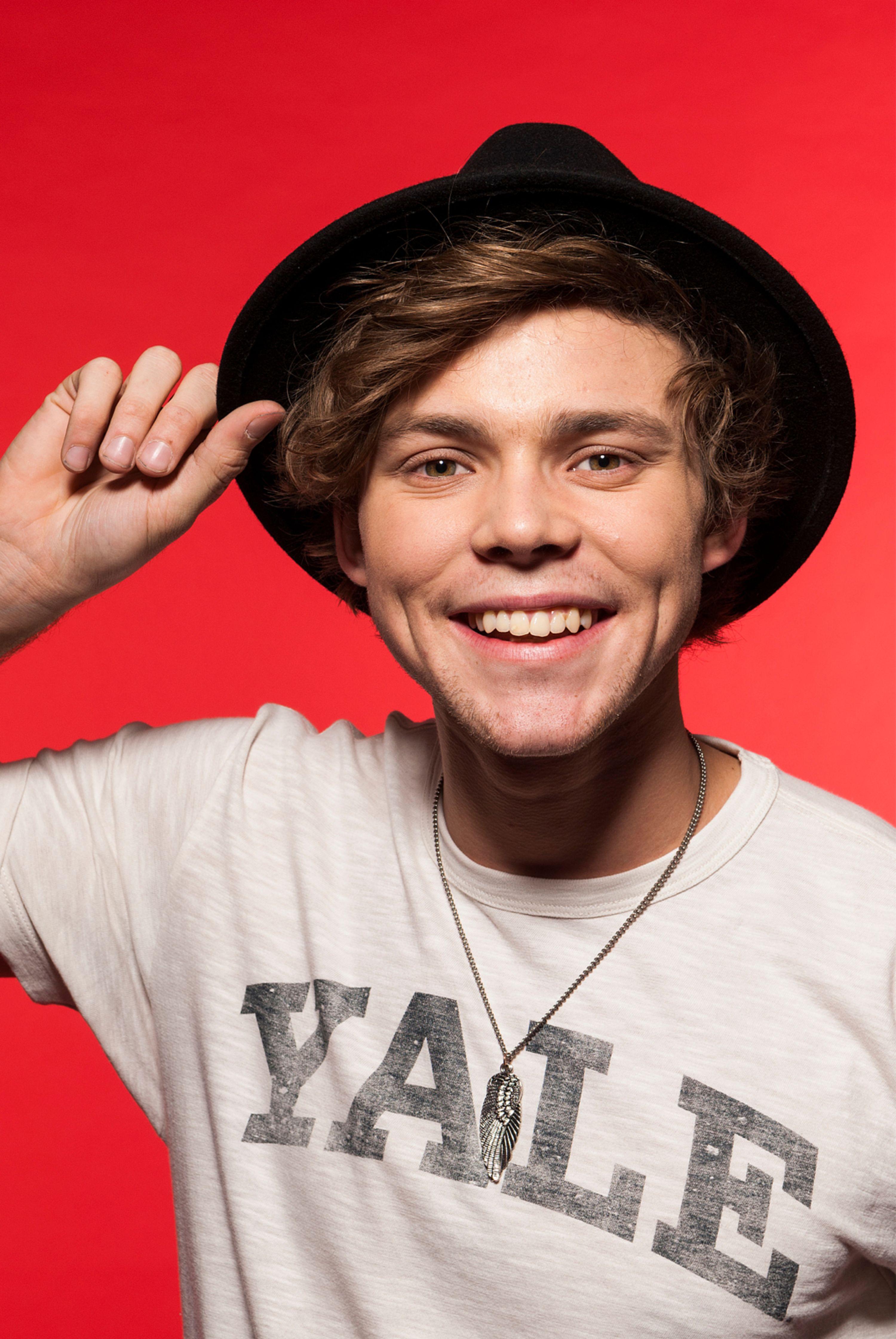 3000x4482 Ashton Irwin Wallpaper. Ashton Irwin