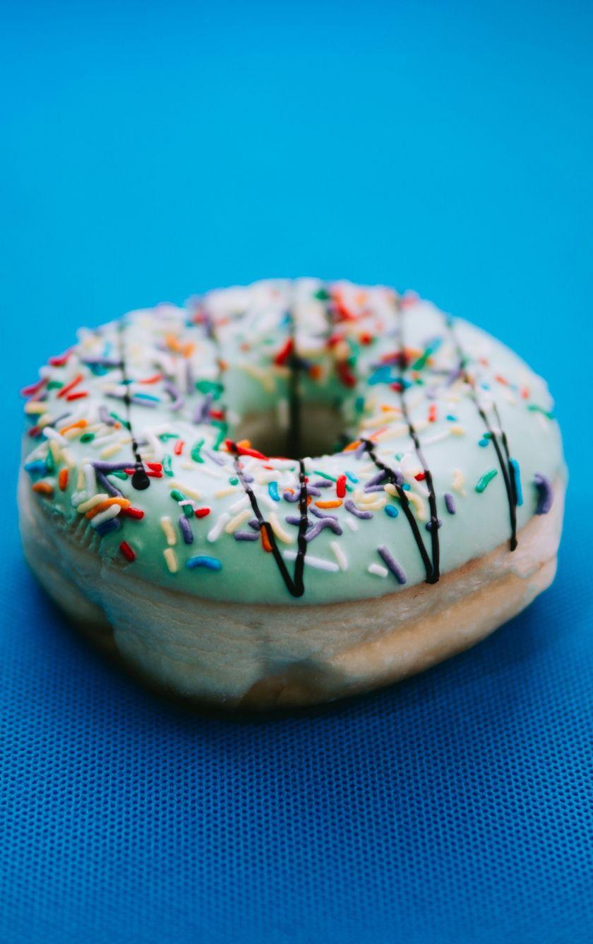 840x1336 Download 840x1336 wallpaper food, close up, dopings, doughnut