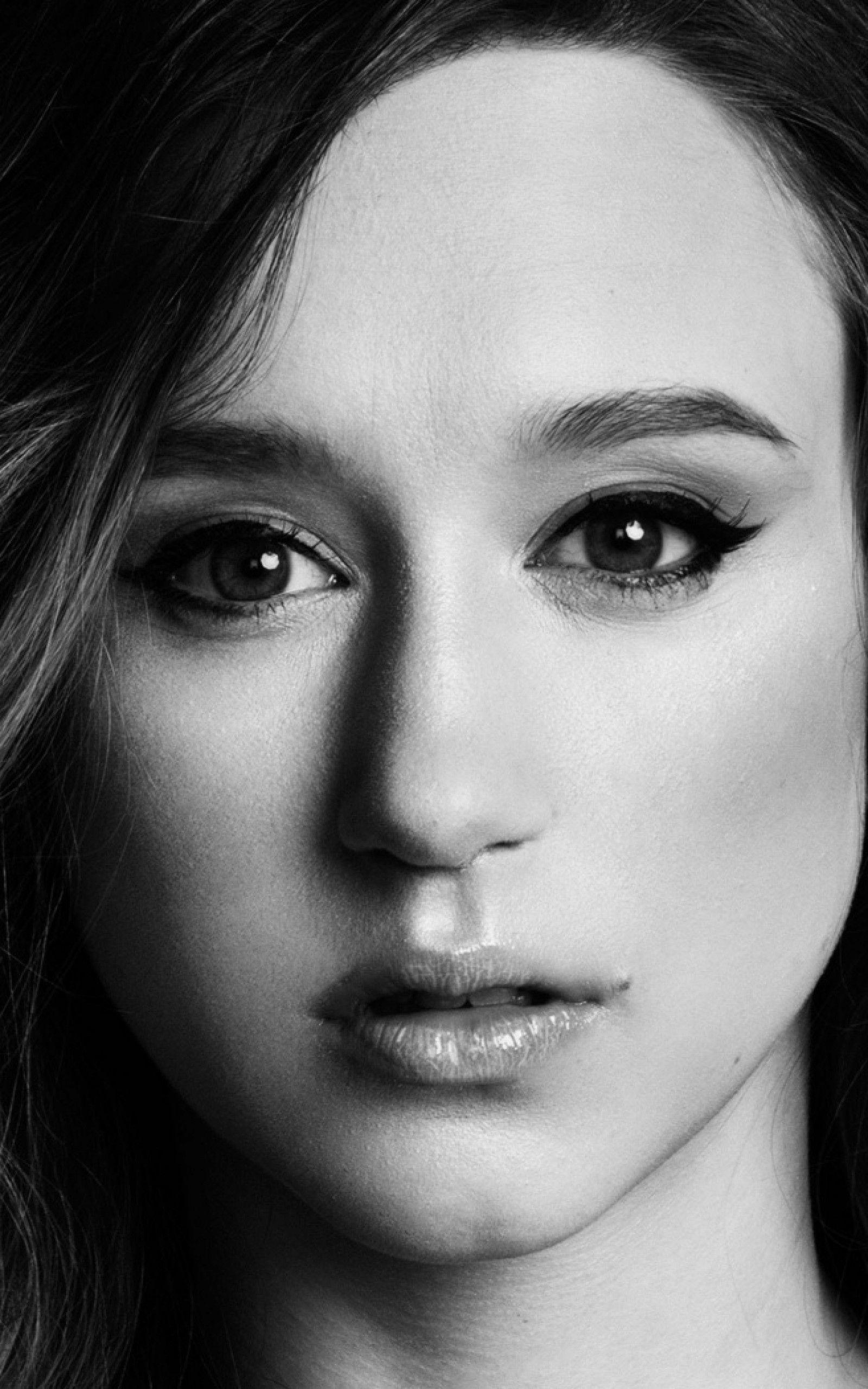 1600x2560 Download 1600x2560 Taissa Farmiga, Actress, Monochrome, Face